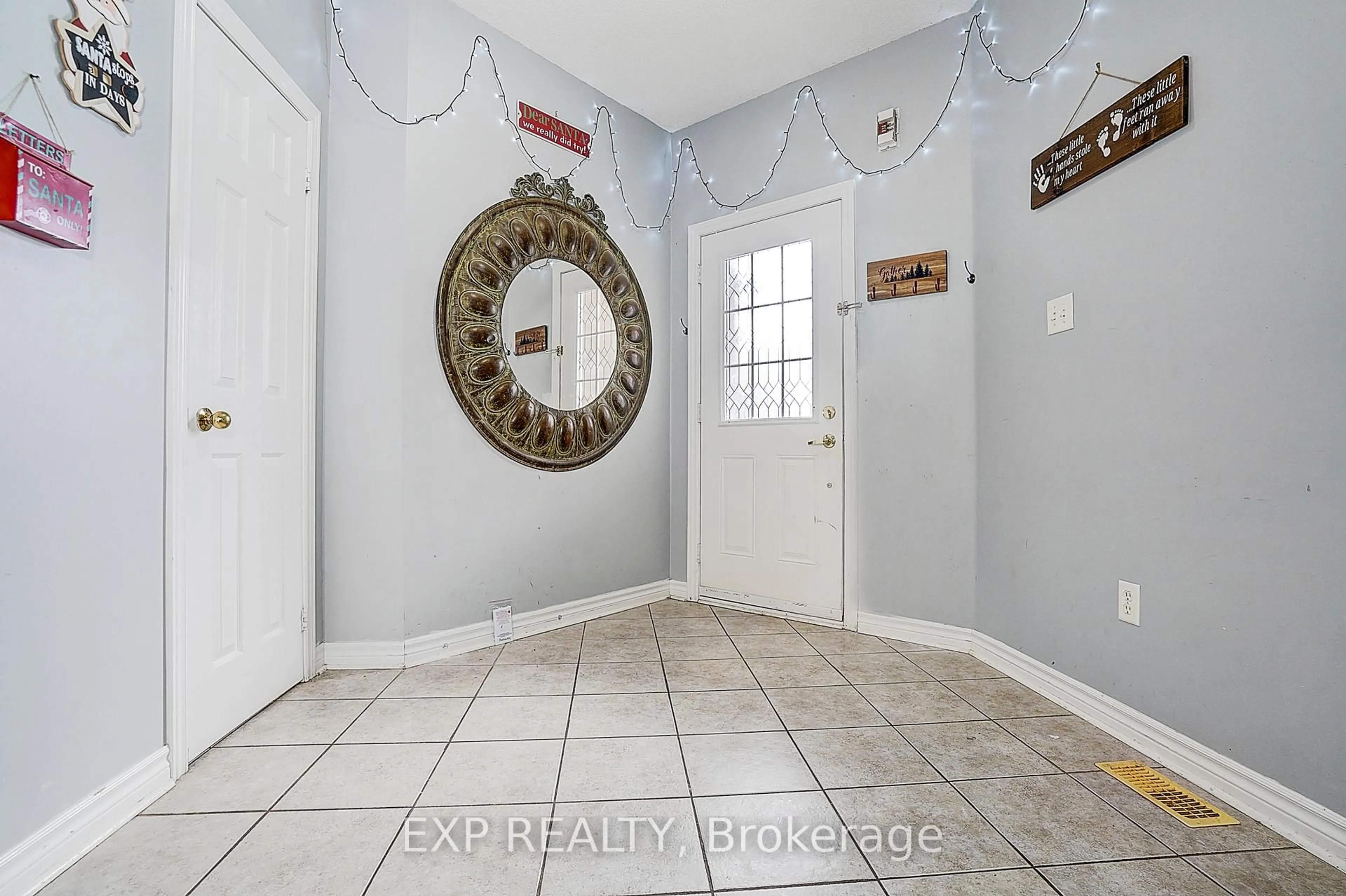 Indoor entryway for 290 Country Lane, Barrie Ontario L4N 5Z6