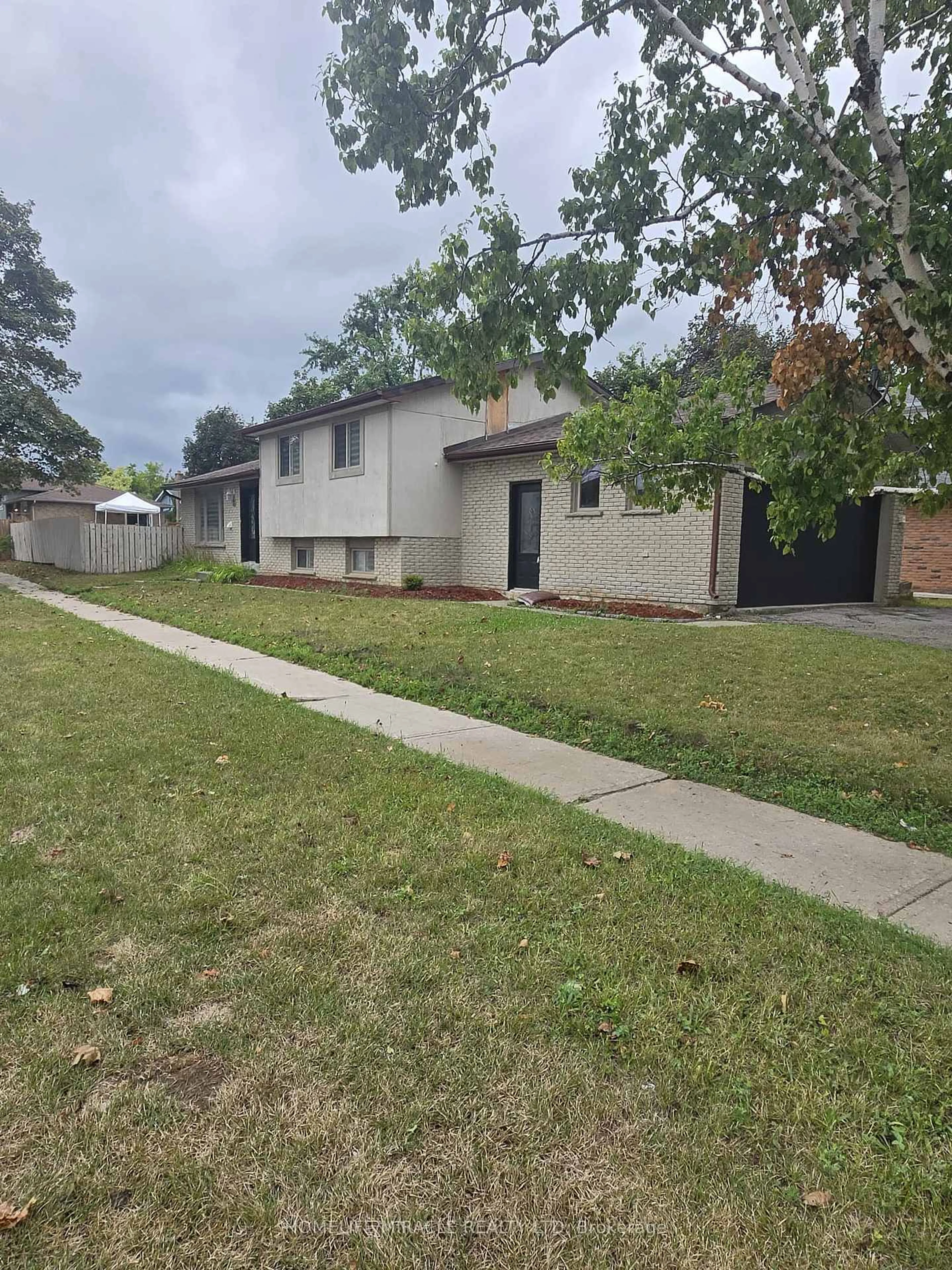 A pic from outside/outdoor area/front of a property/back of a property/a pic from drone, street for 3 Sylvia St, Barrie Ontario L4M 5J3