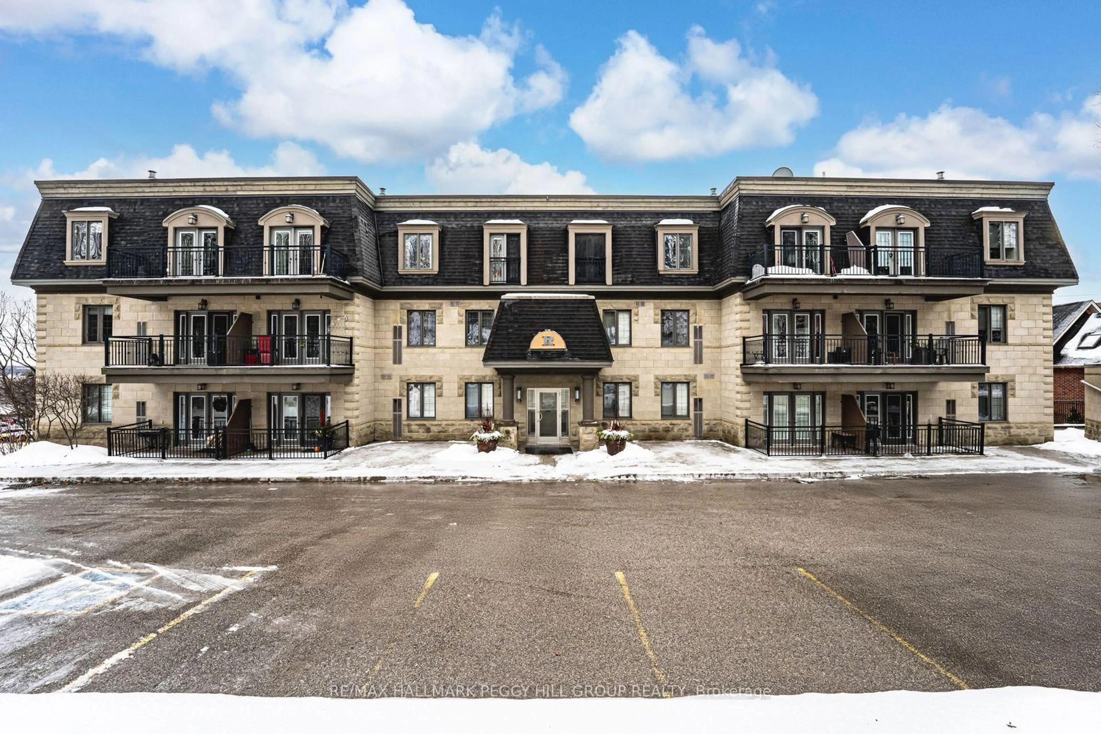 Patio, building for 200 Collier St #104, Barrie Ontario L4M 1H7