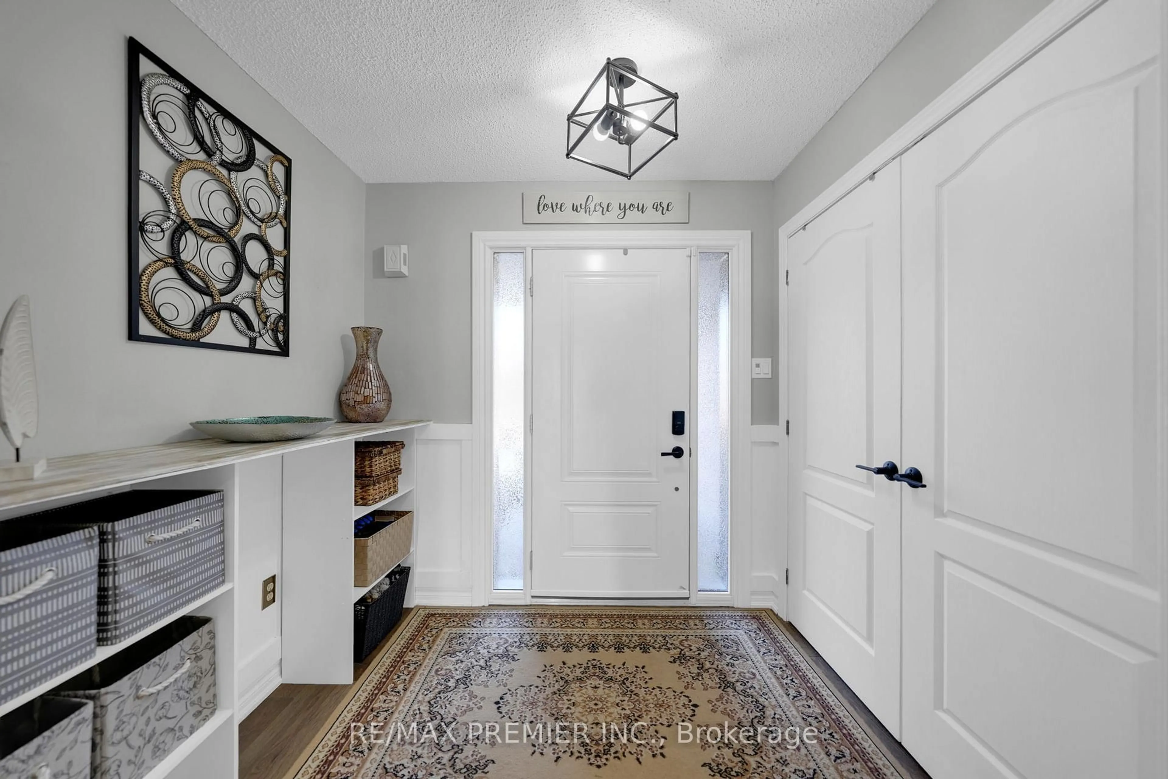 Indoor entryway for 61 Barwick Dr, Barrie Ontario L4N 6Z5
