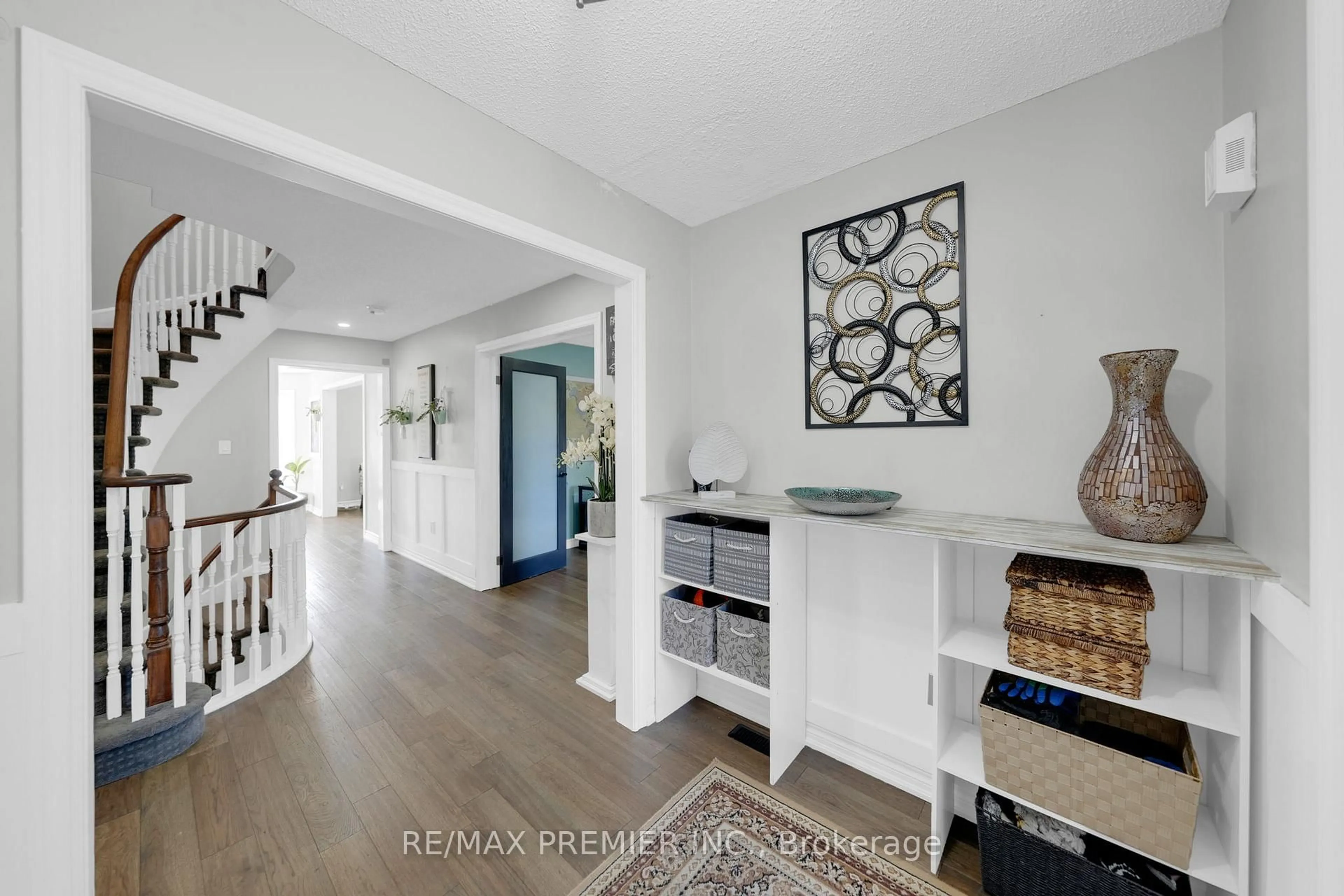 Indoor entryway for 61 Barwick Dr, Barrie Ontario L4N 6Z5