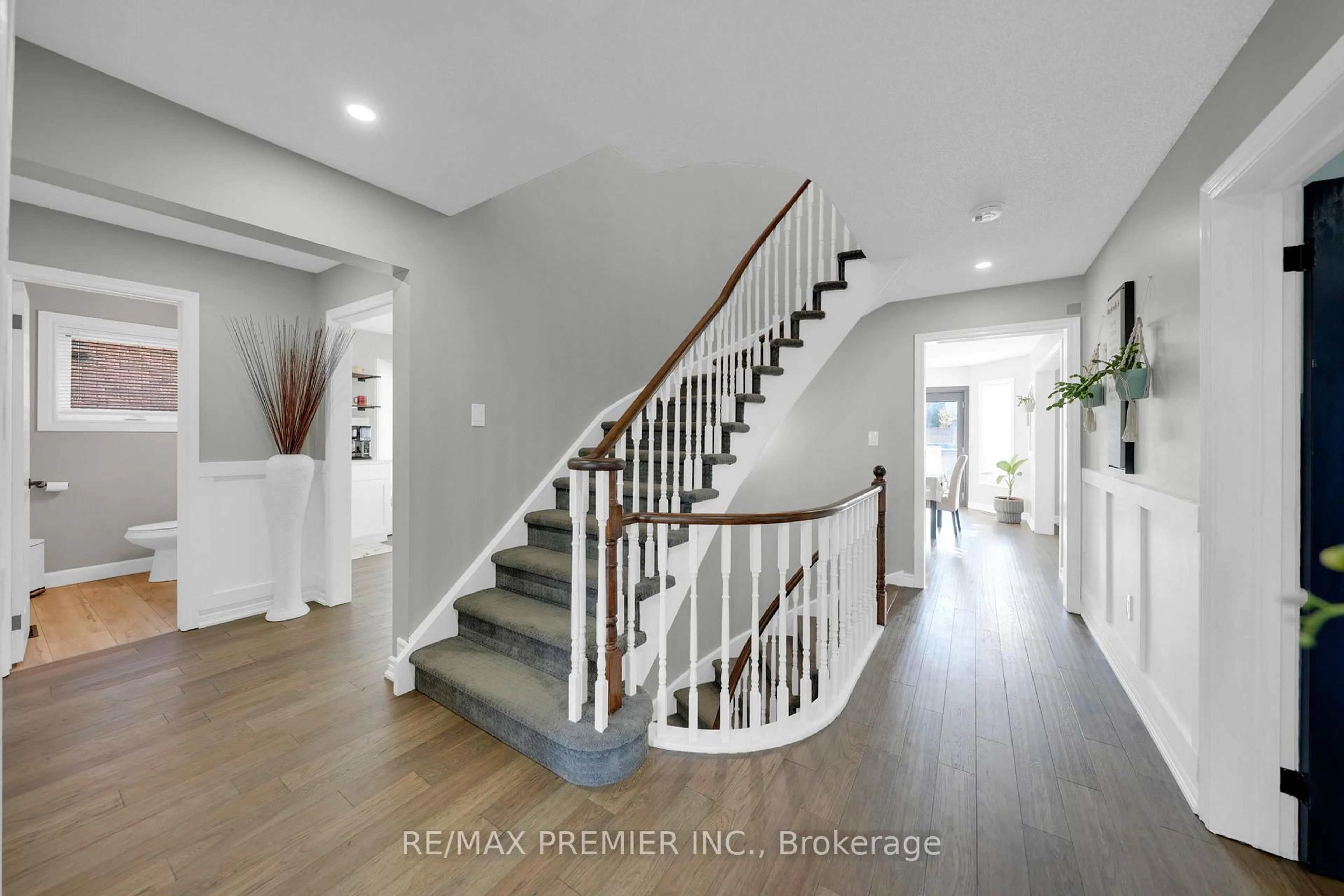 Indoor entryway for 61 Barwick Dr, Barrie Ontario L4N 6Z5