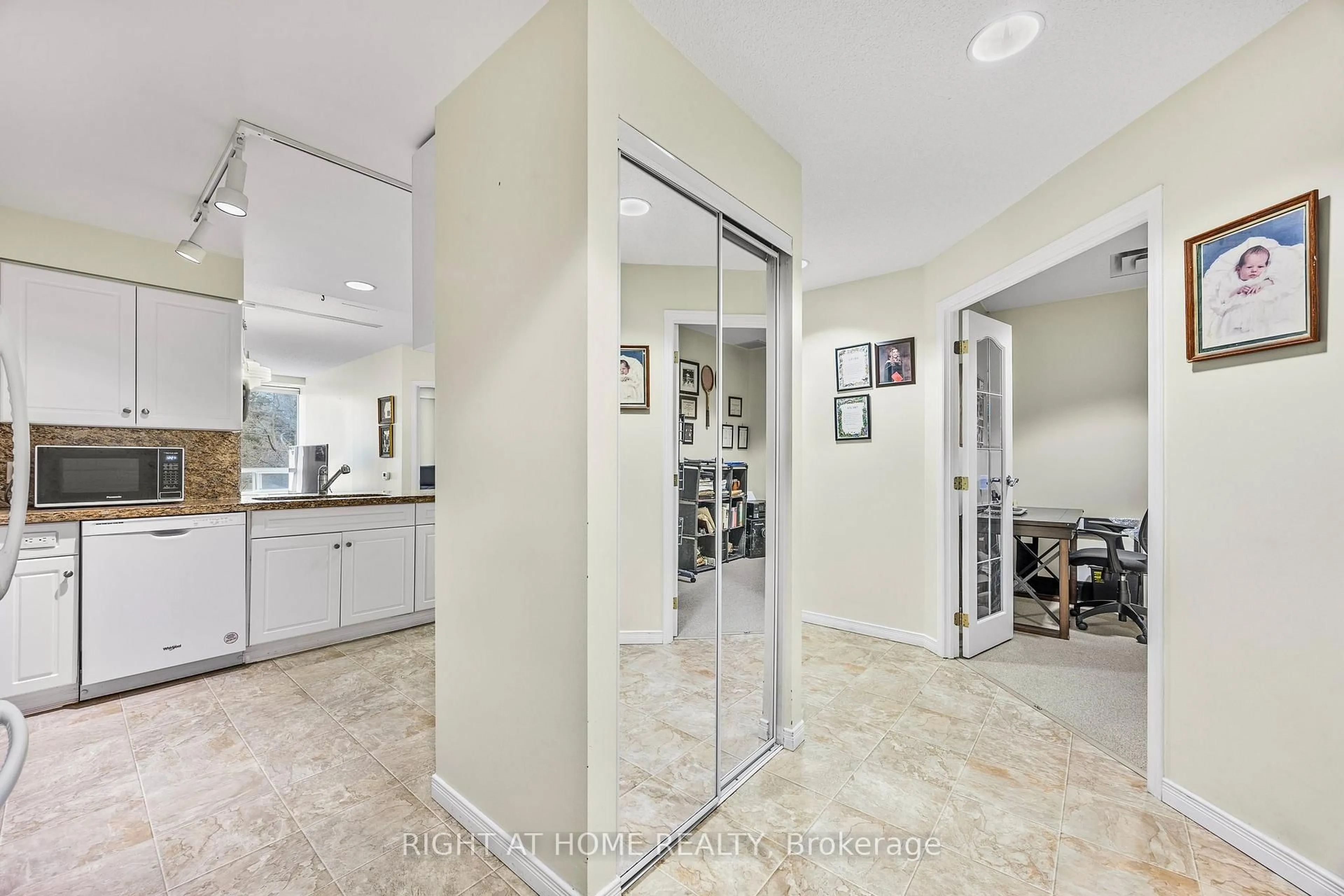 Indoor entryway for 74 Ross St #53, Barrie Ontario L4N 1G3