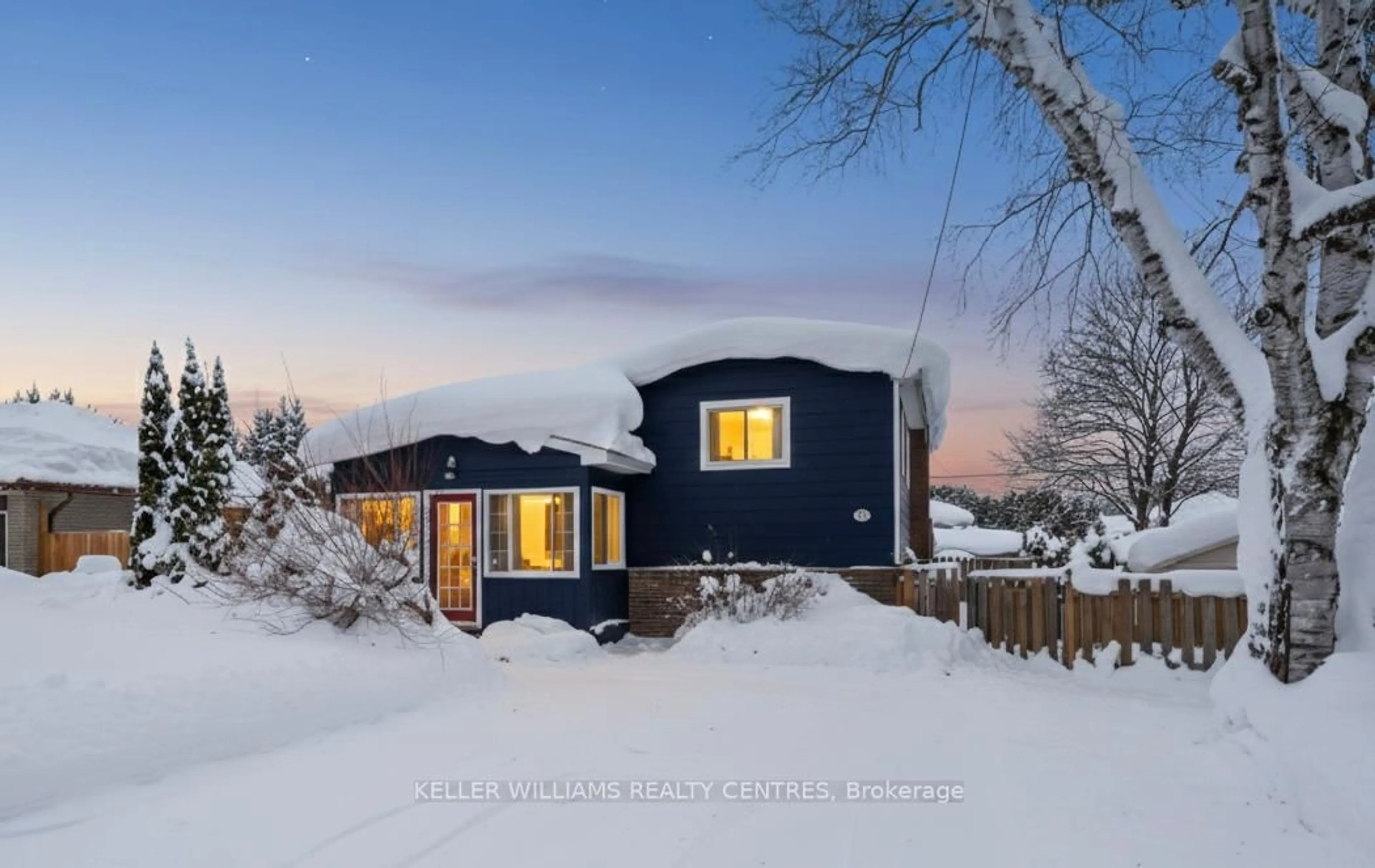 A pic from outside/outdoor area/front of a property/back of a property/a pic from drone, street for 318 Colborne St, Midland Ontario L4R 2J9