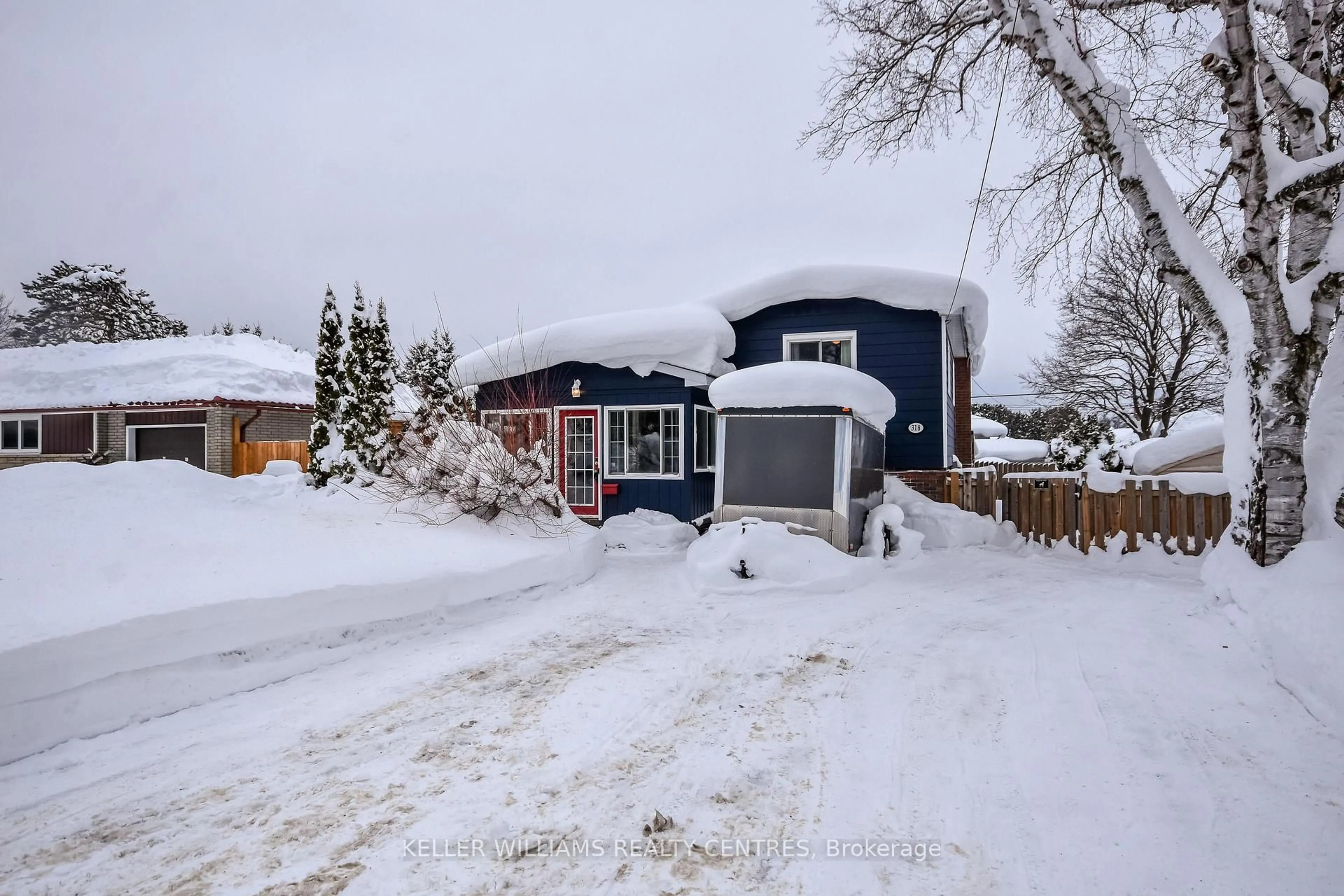 A pic from outside/outdoor area/front of a property/back of a property/a pic from drone, street for 318 Colborne St, Midland Ontario L4R 2J9