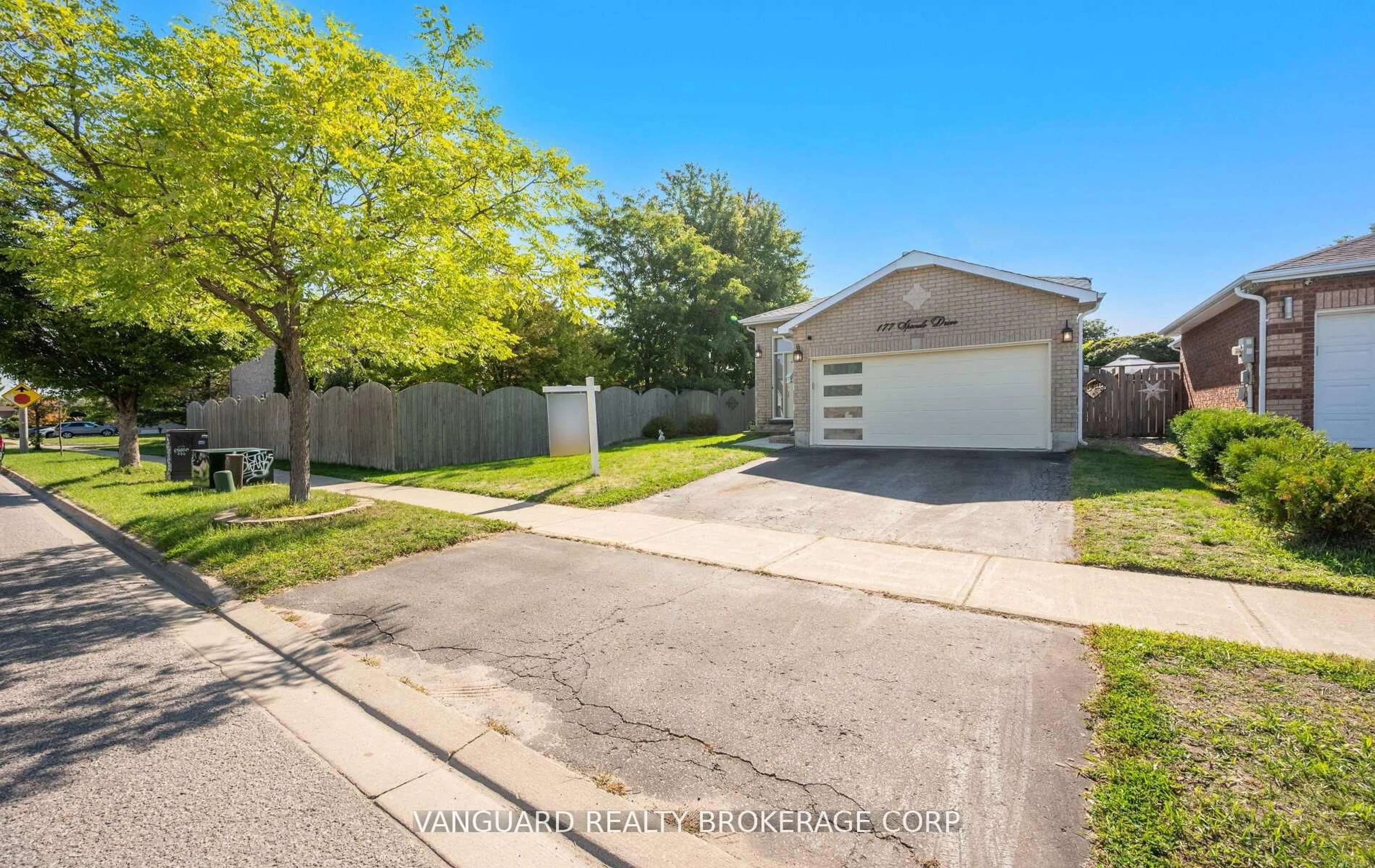 A pic from outside/outdoor area/front of a property/back of a property/a pic from drone, street for 177 Sproule Dr, Barrie Ontario L4N 0P8