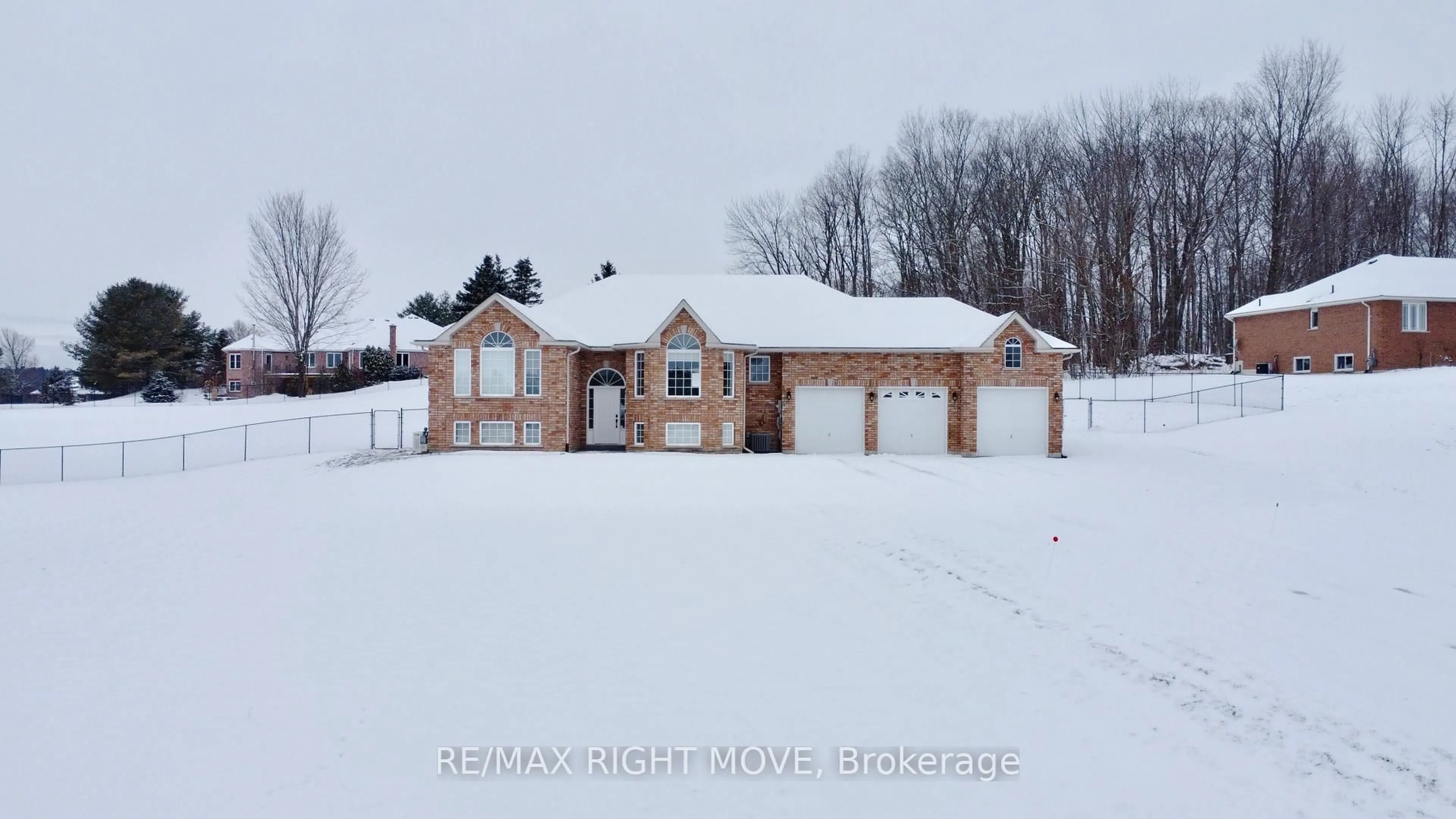 A pic from outside/outdoor area/front of a property/back of a property/a pic from drone, mountain view for 1348 Hawk Ridge Cres, Severn Ontario L3V 6H4