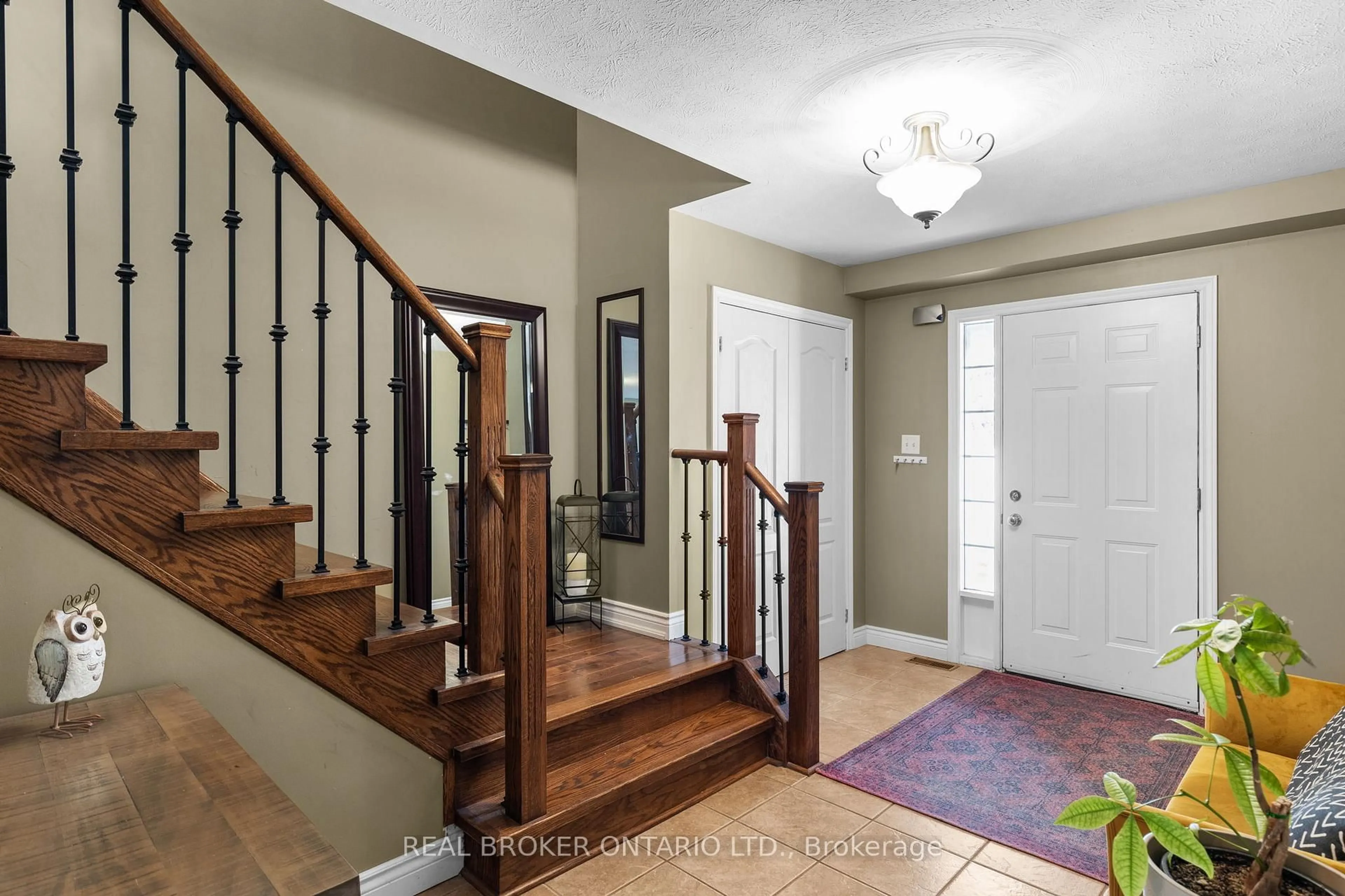 Indoor entryway for 3173 Bass Lake Side Rd, Orillia Ontario L3V 7Y4