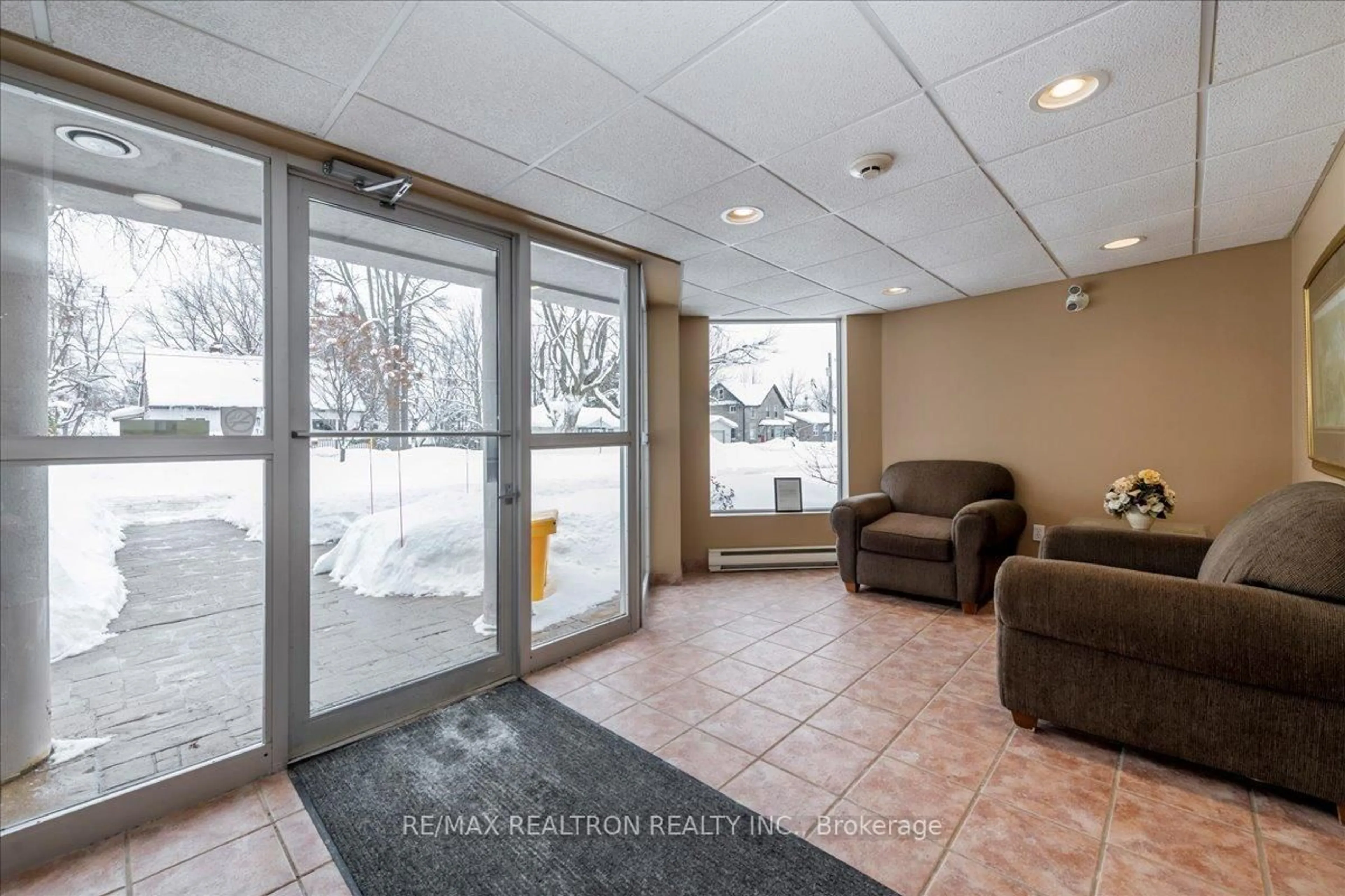 Indoor foyer for 107 Bond St #101, Orillia Ontario L3V 1J7