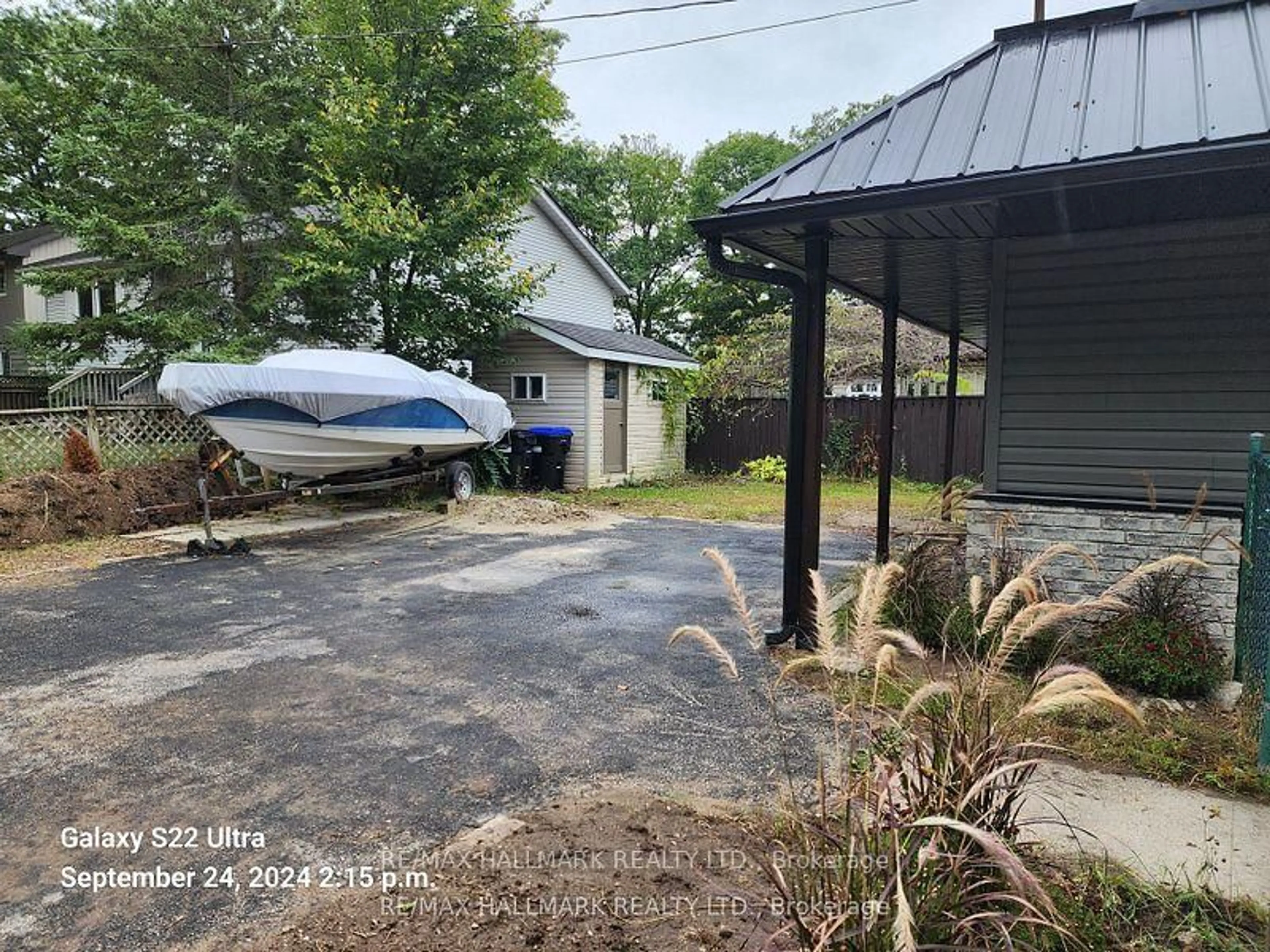 A pic from outside/outdoor area/front of a property/back of a property/a pic from drone, street for 1560 River Rd, Wasaga Beach Ontario L9Z 2W4