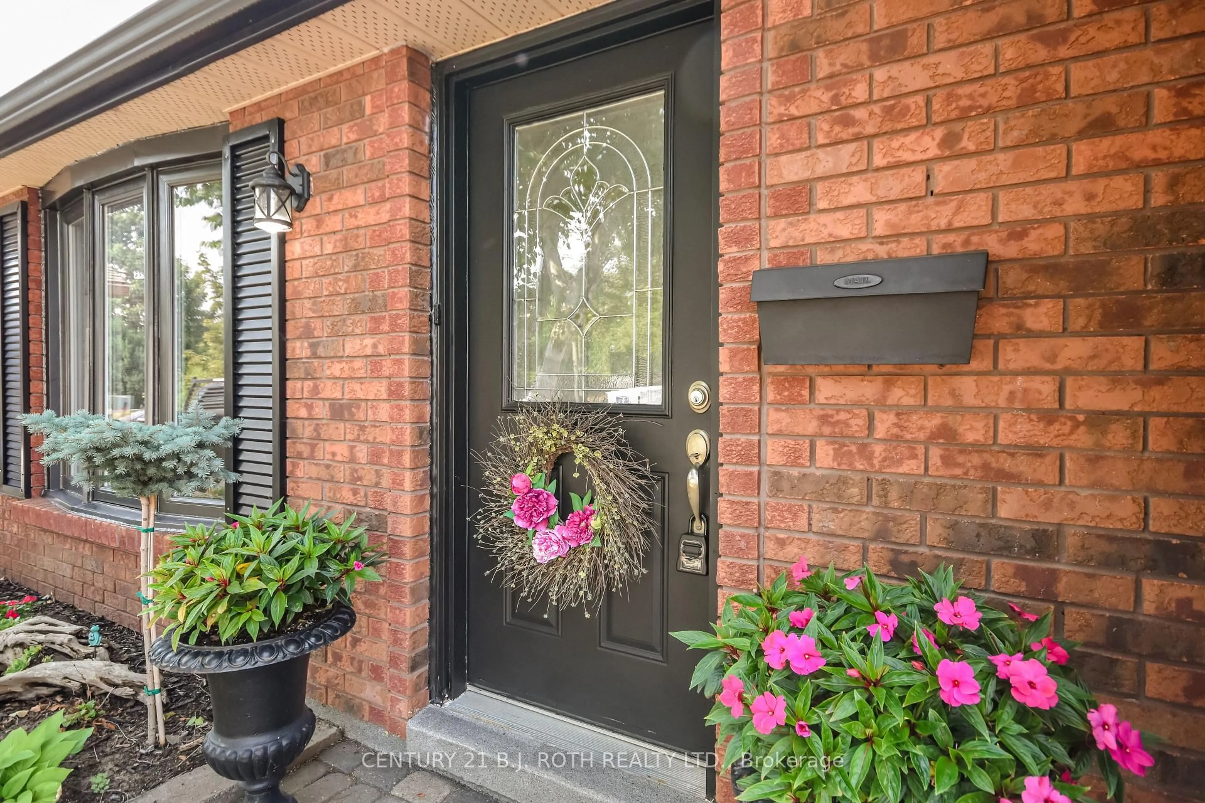 Indoor entryway for 49 Ridgeway Ave, Barrie Ontario L4N 5M2