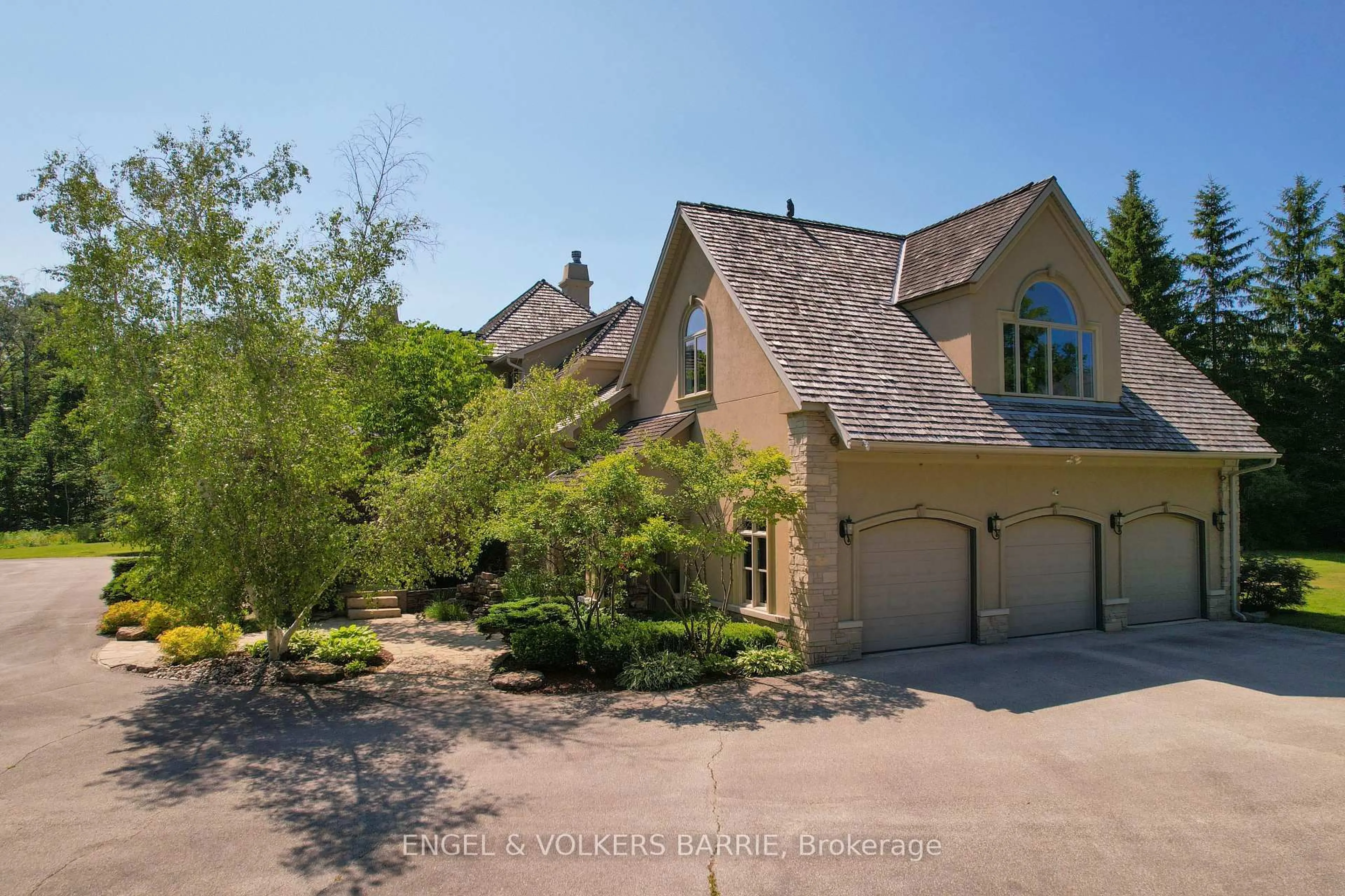 A pic from outside/outdoor area/front of a property/back of a property/a pic from drone, unknown for 6 Midves Crt, Springwater Ontario L9X 0P3