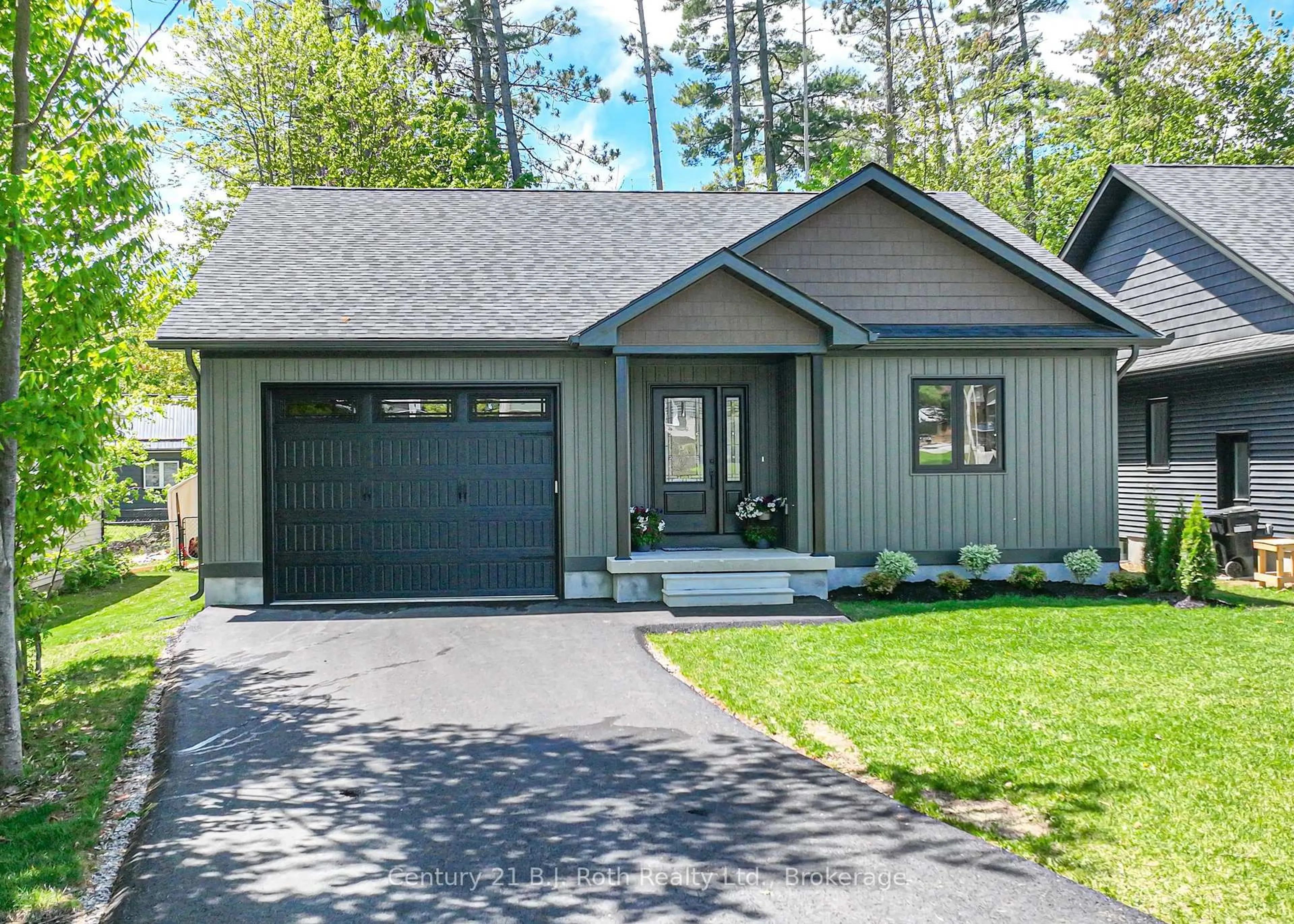 Home with vinyl exterior material, street for 3324 Bramshott Ave, Severn Ontario L3V 0V9