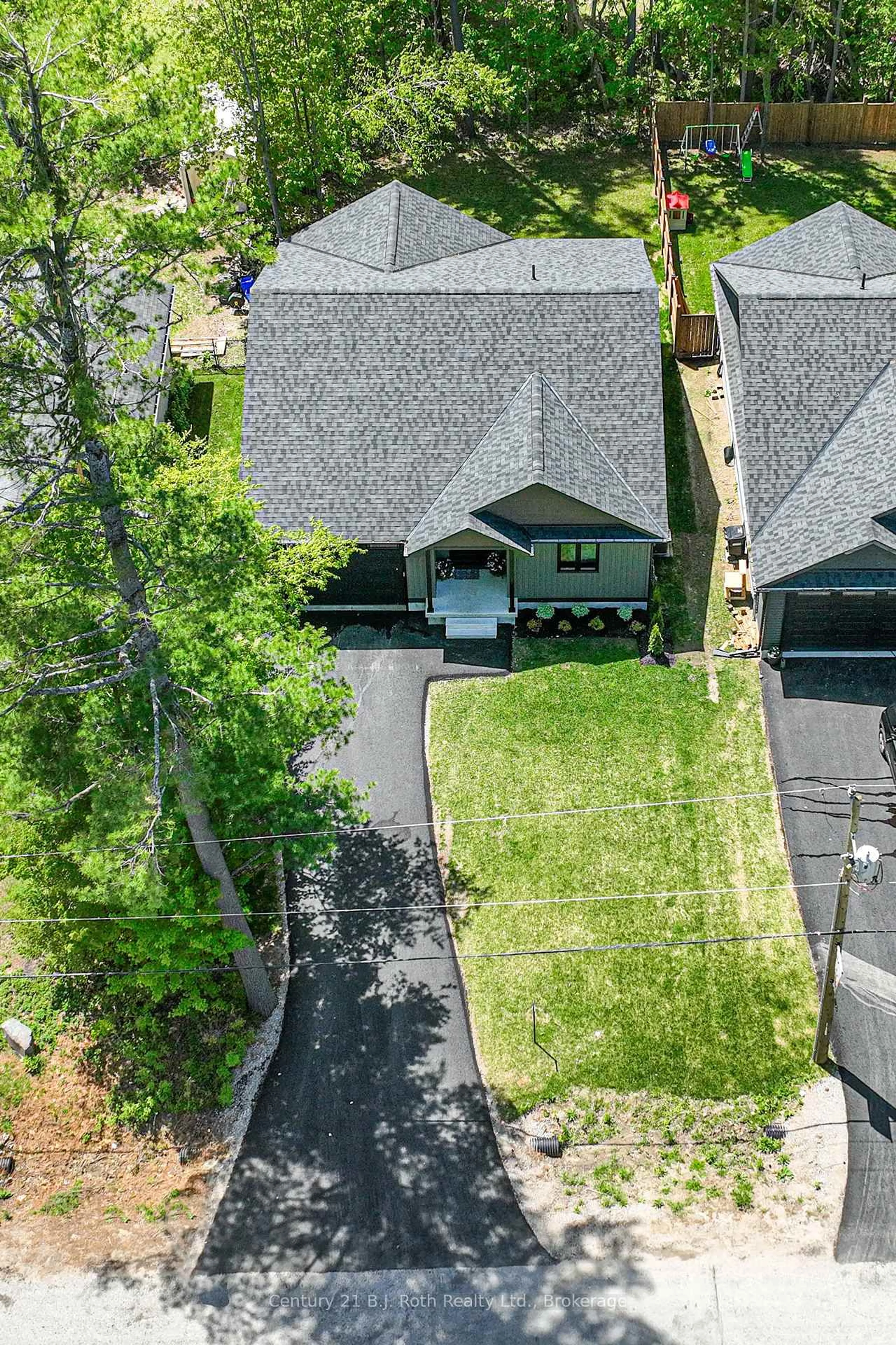 A pic from outside/outdoor area/front of a property/back of a property/a pic from drone, street for 3324 Bramshott Ave, Severn Ontario L3V 0V9