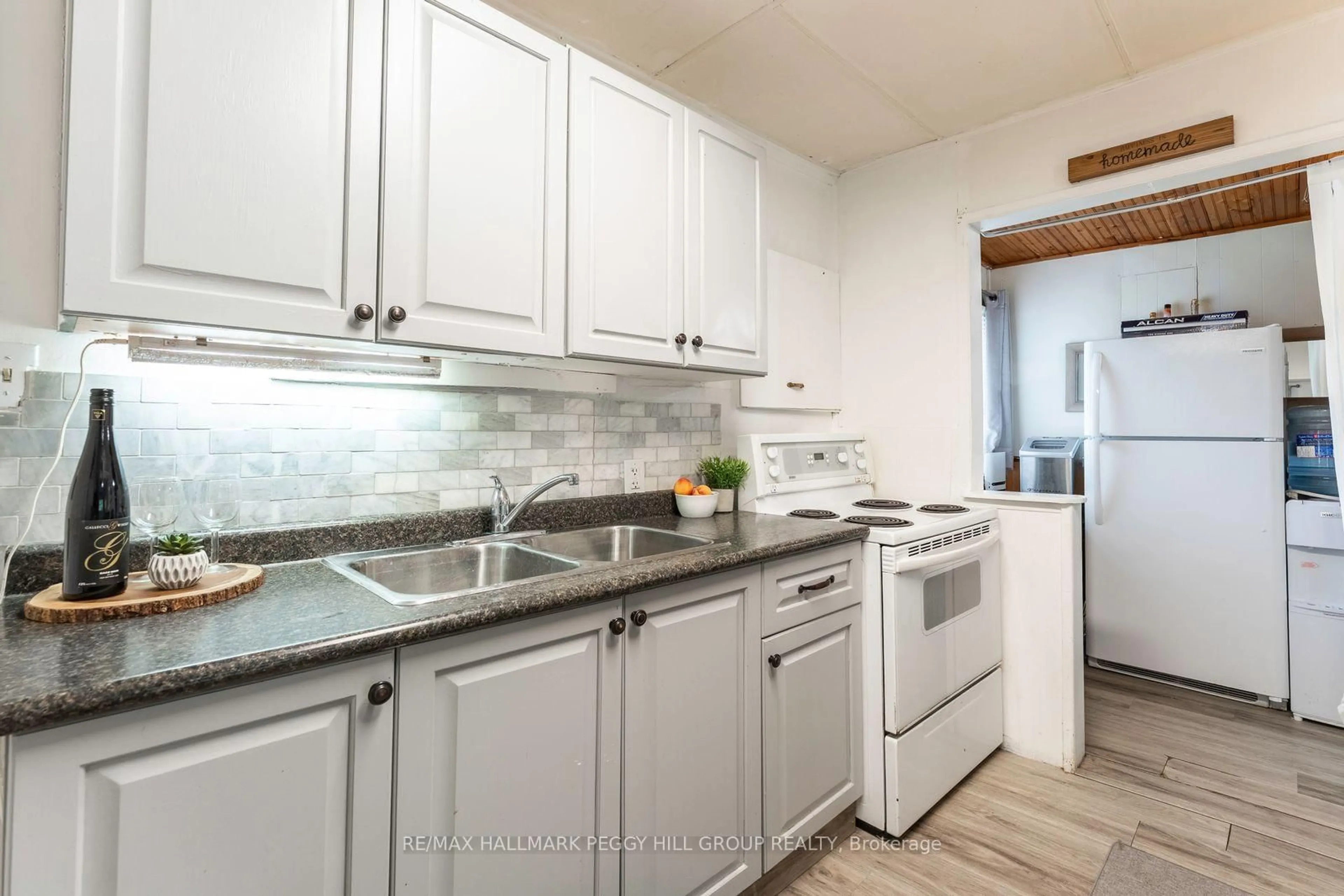 Standard kitchen, ceramic/tile floor for 28 Wozniak Rd, Penetanguishene Ontario L9M 1W5