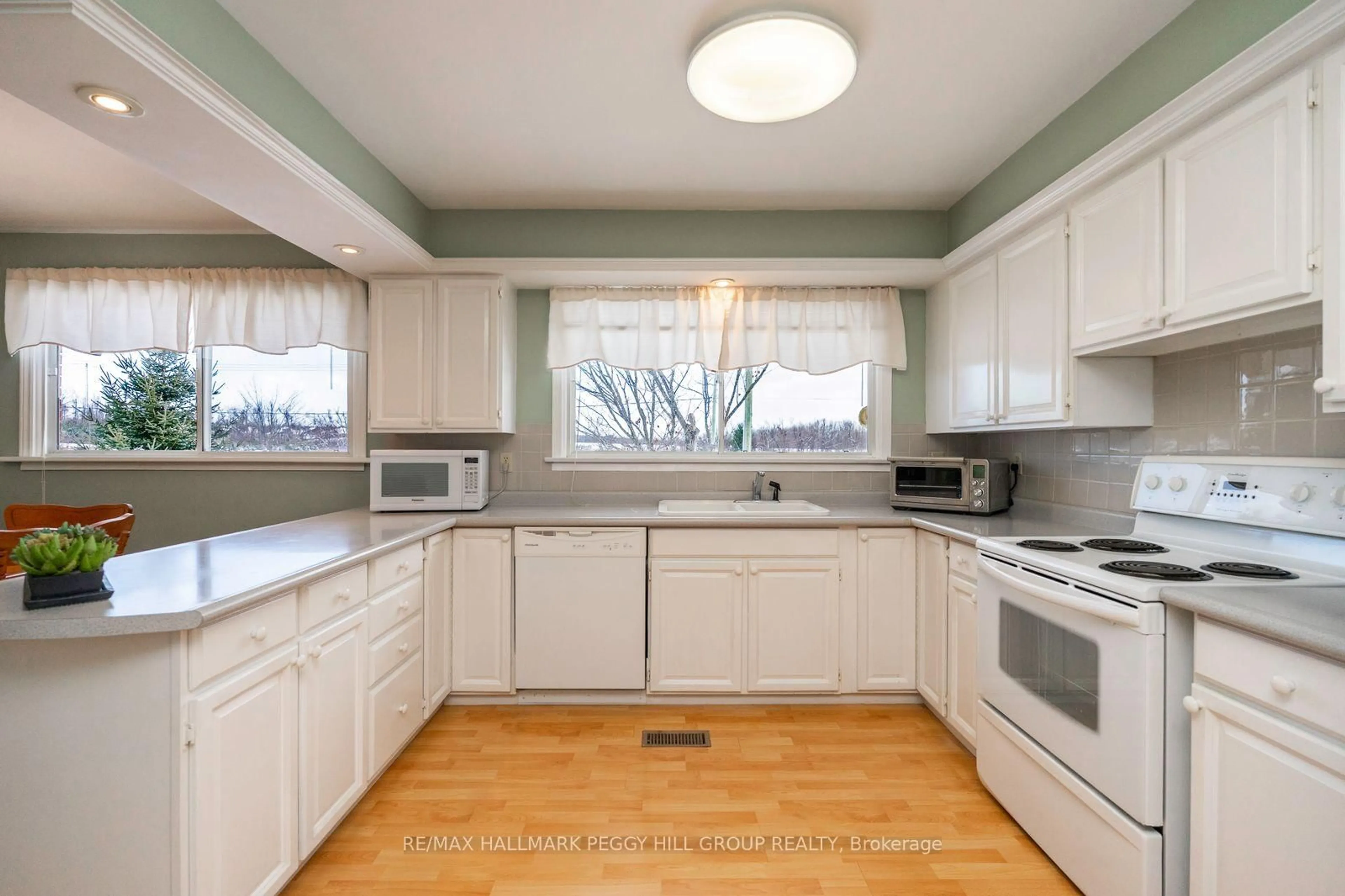 Standard kitchen, unknown for 1572 4 Line, Oro-Medonte Ontario L0L 2L0