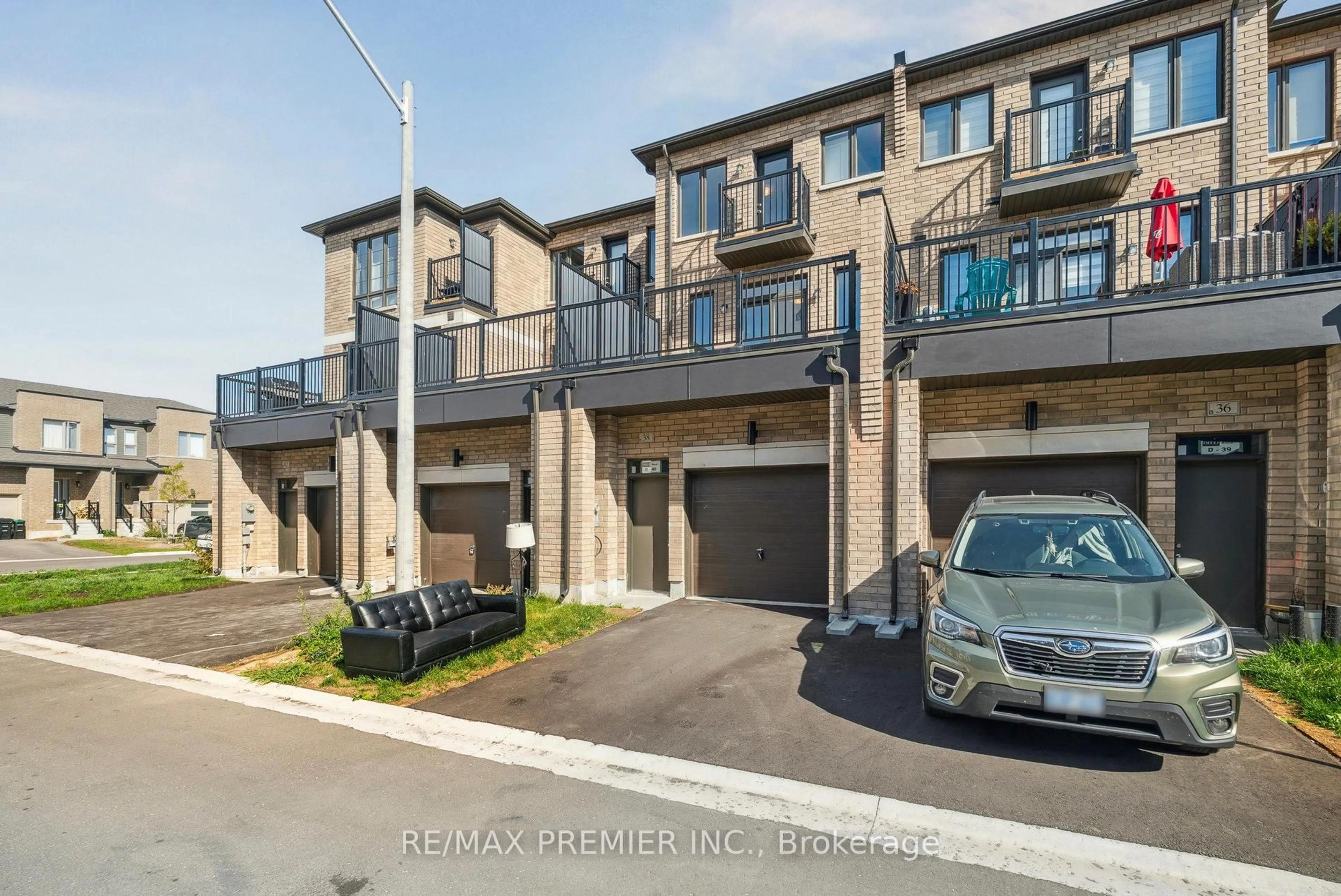 A pic from outside/outdoor area/front of a property/back of a property/a pic from drone, street for 38 Cherry Hill Lane, Barrie Ontario L4N 6K7