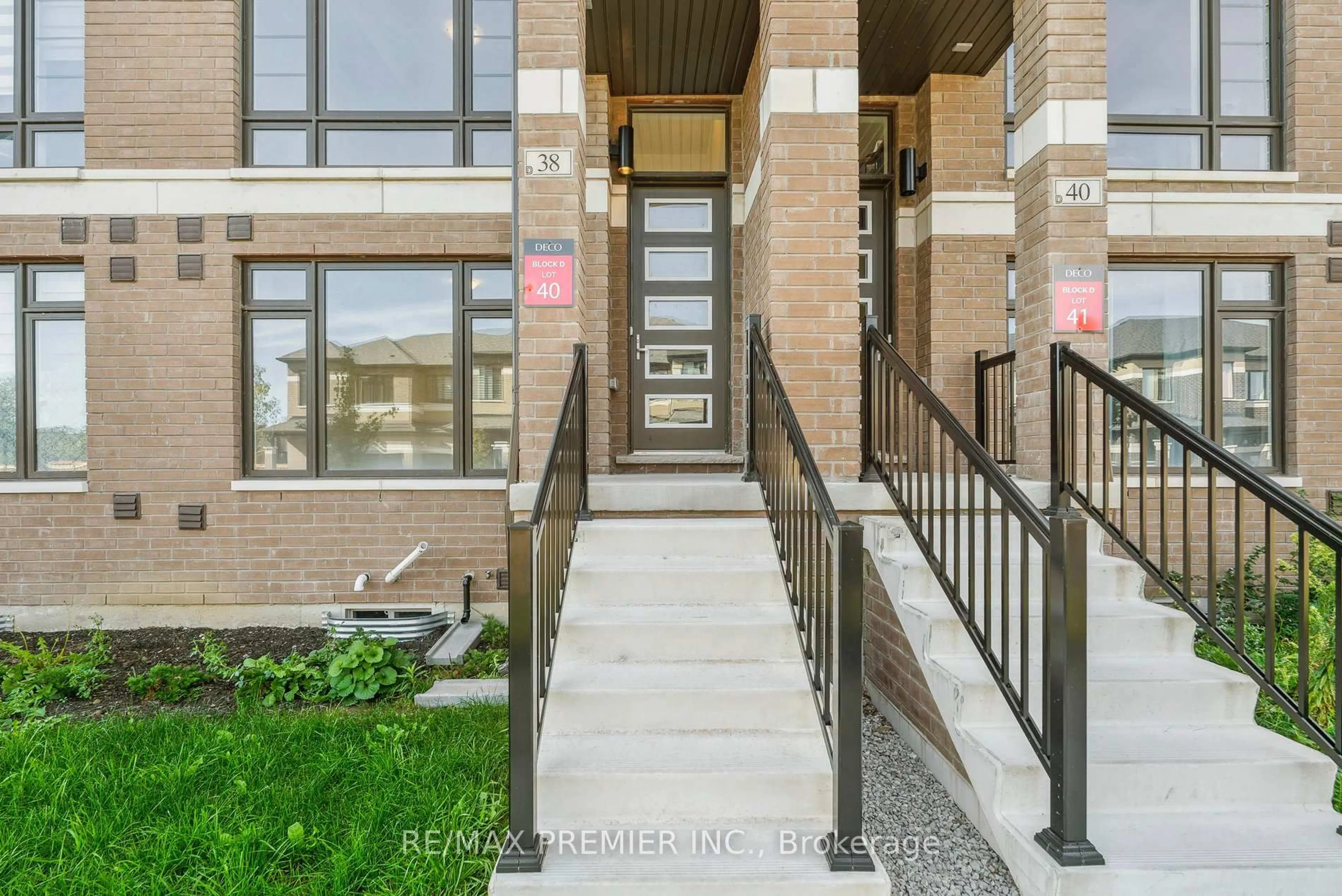 Indoor foyer for 38 Cherry Hill Lane, Barrie Ontario L4N 6K7