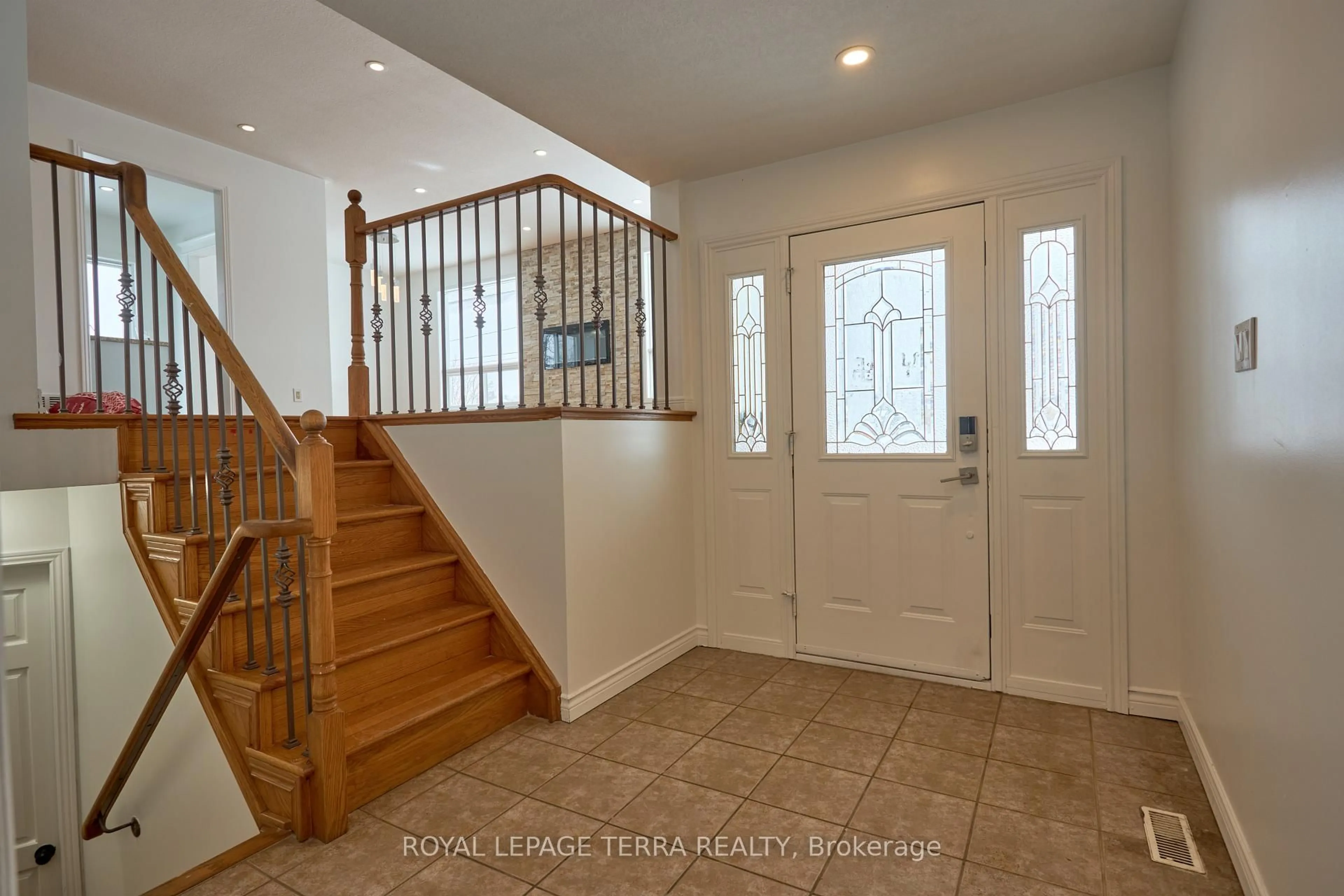Indoor entryway for 326 Little Ave, Barrie Ontario L4N 2Z6
