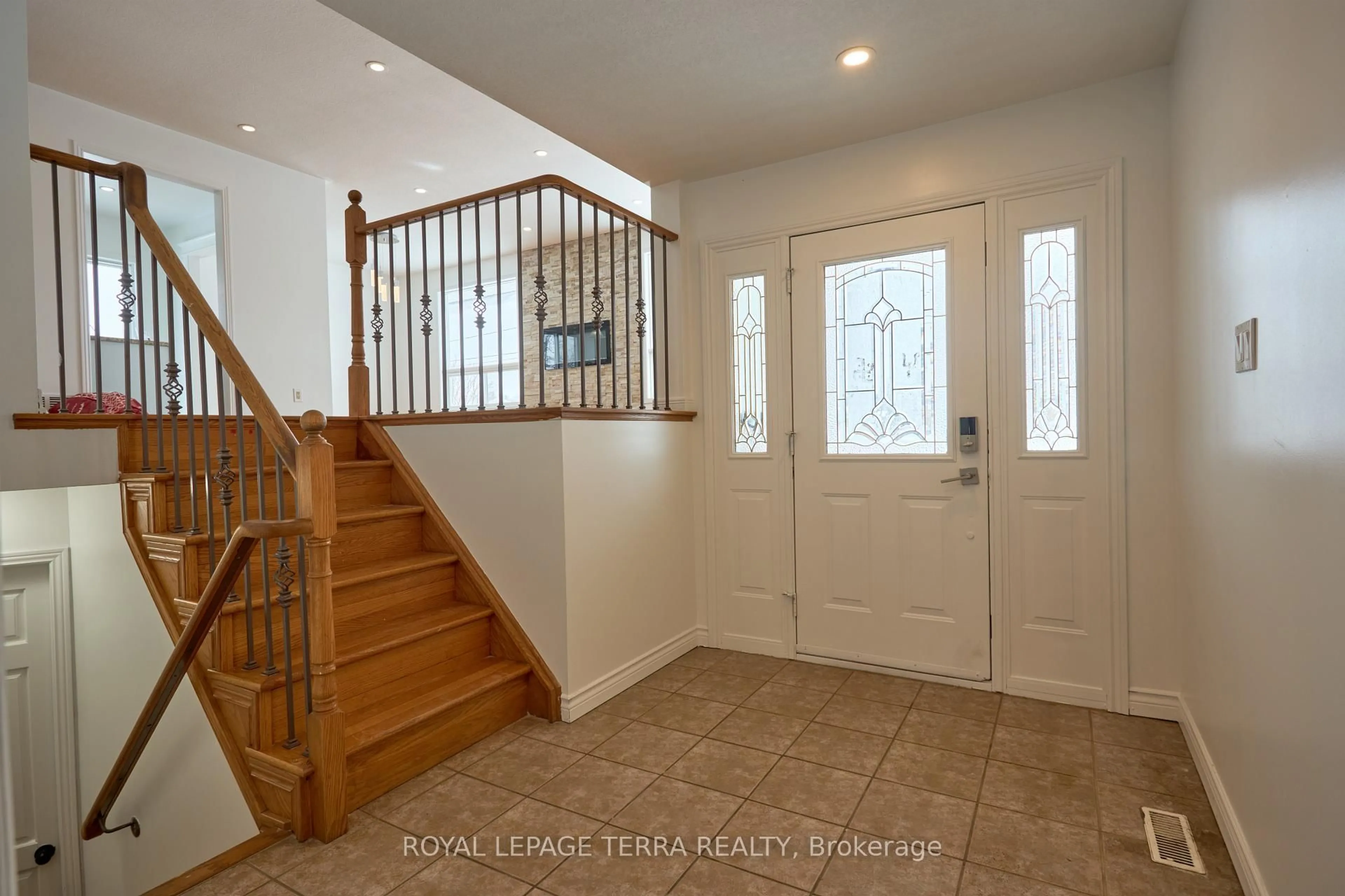Indoor entryway for 326 Little Ave, Barrie Ontario L4N 2Z6