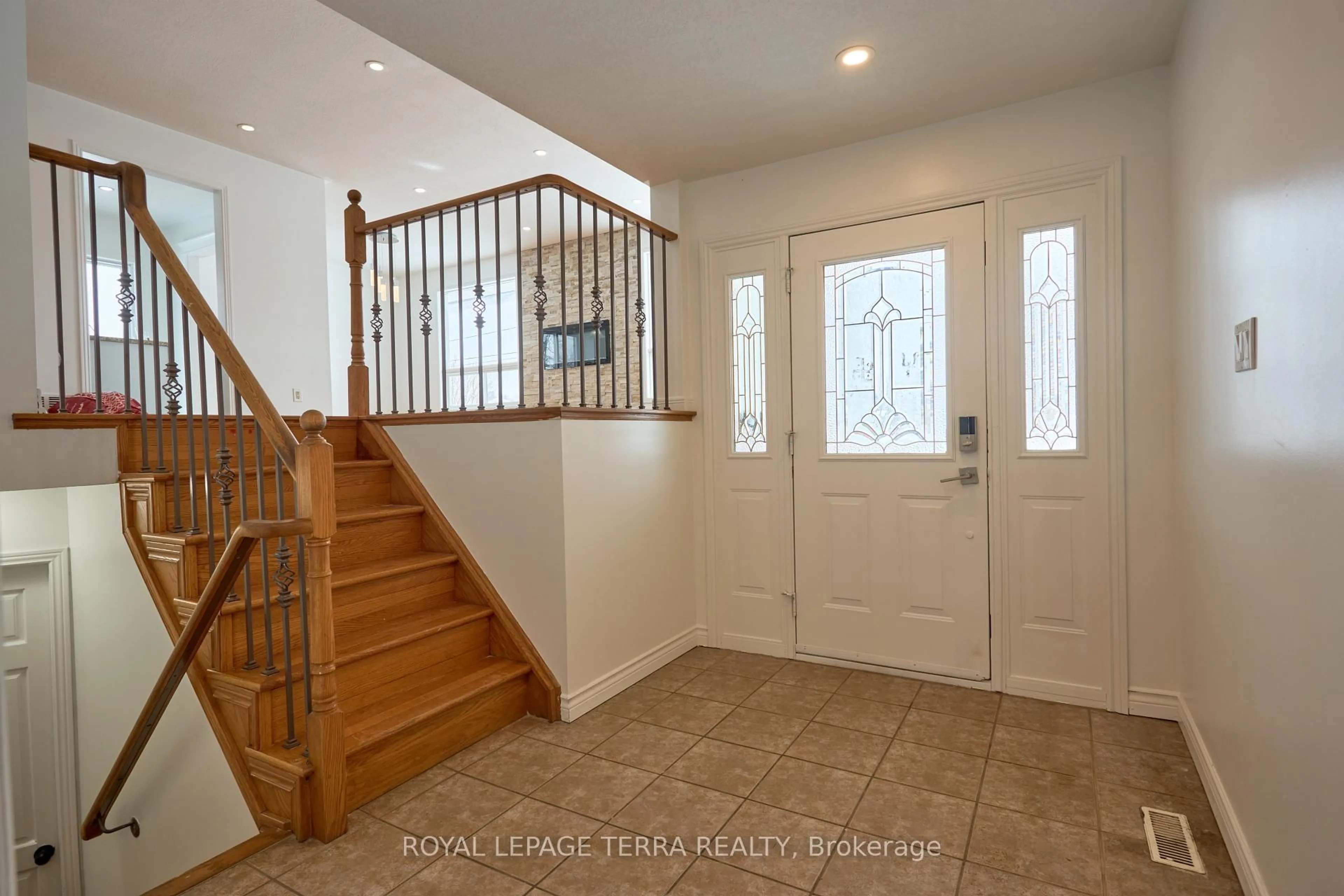 Indoor entryway for 326 Little Ave, Barrie Ontario L4N 2Z6