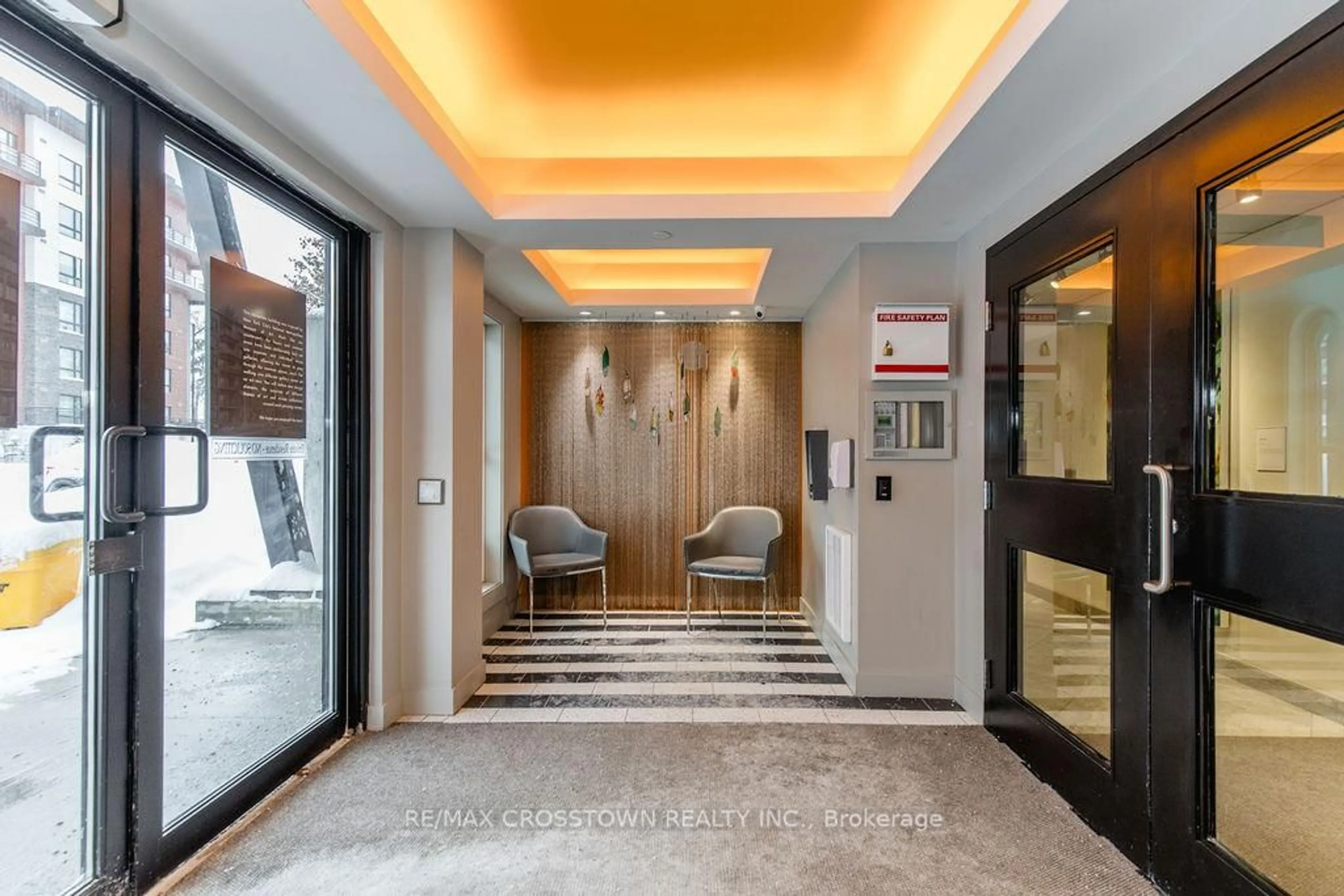 Indoor foyer for 304 ESSA Rd #609, Barrie Ontario L9J 0H4