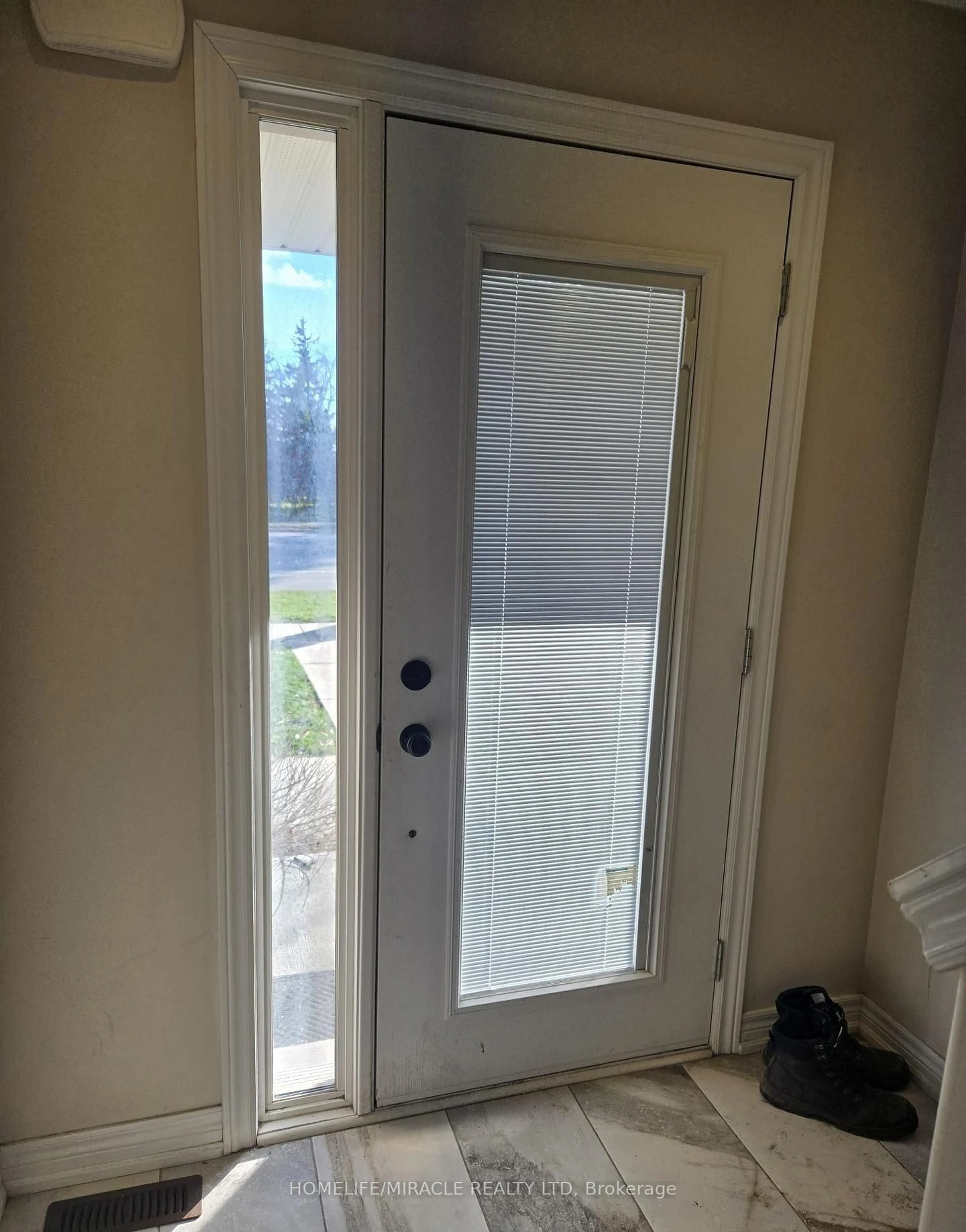 Indoor entryway for 1 Leggott Ave #27, Barrie Ontario L4M 0K7