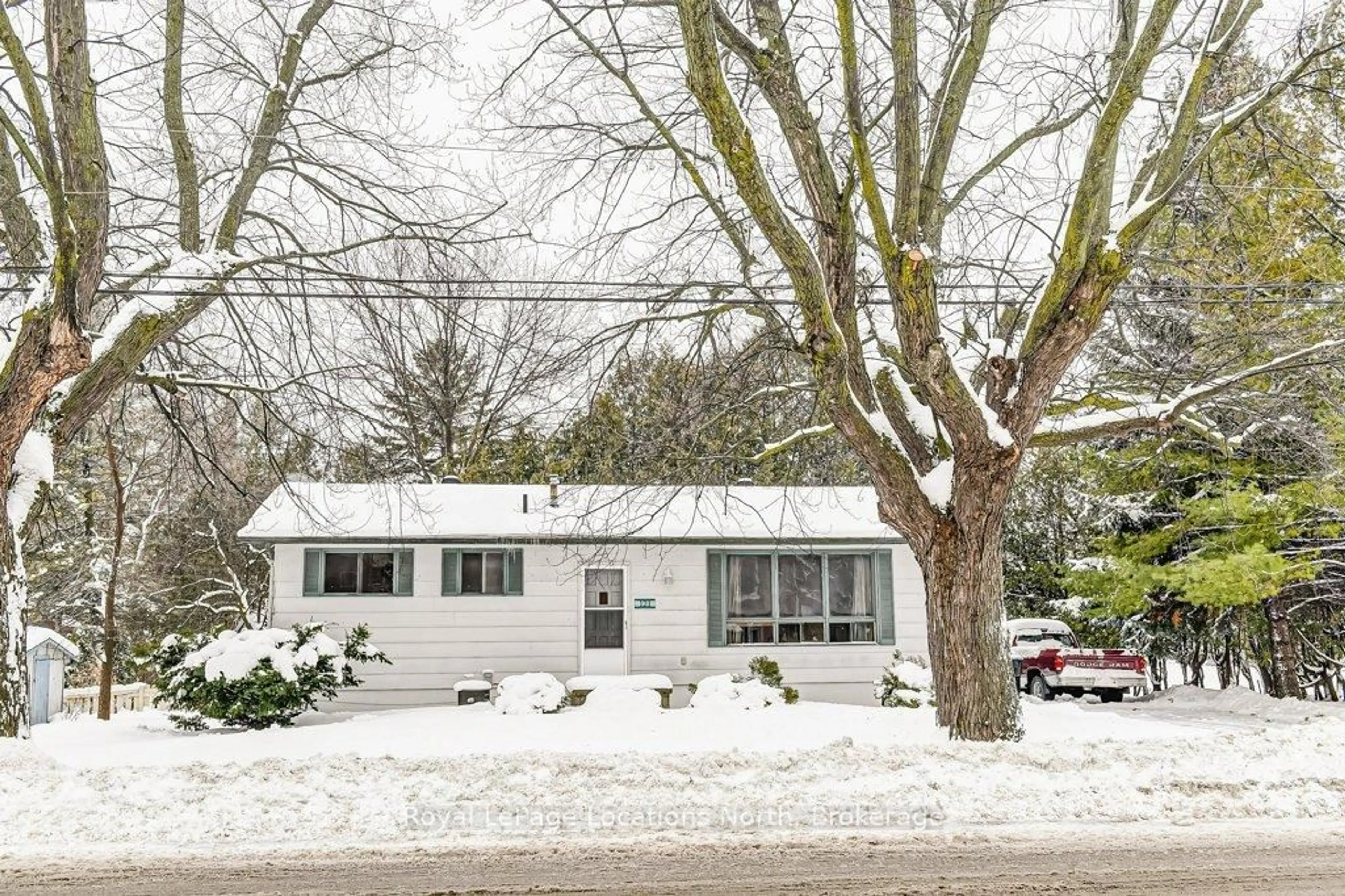 Home with vinyl exterior material, street for 121 Niagara St, Collingwood Ontario L9Y 3X7