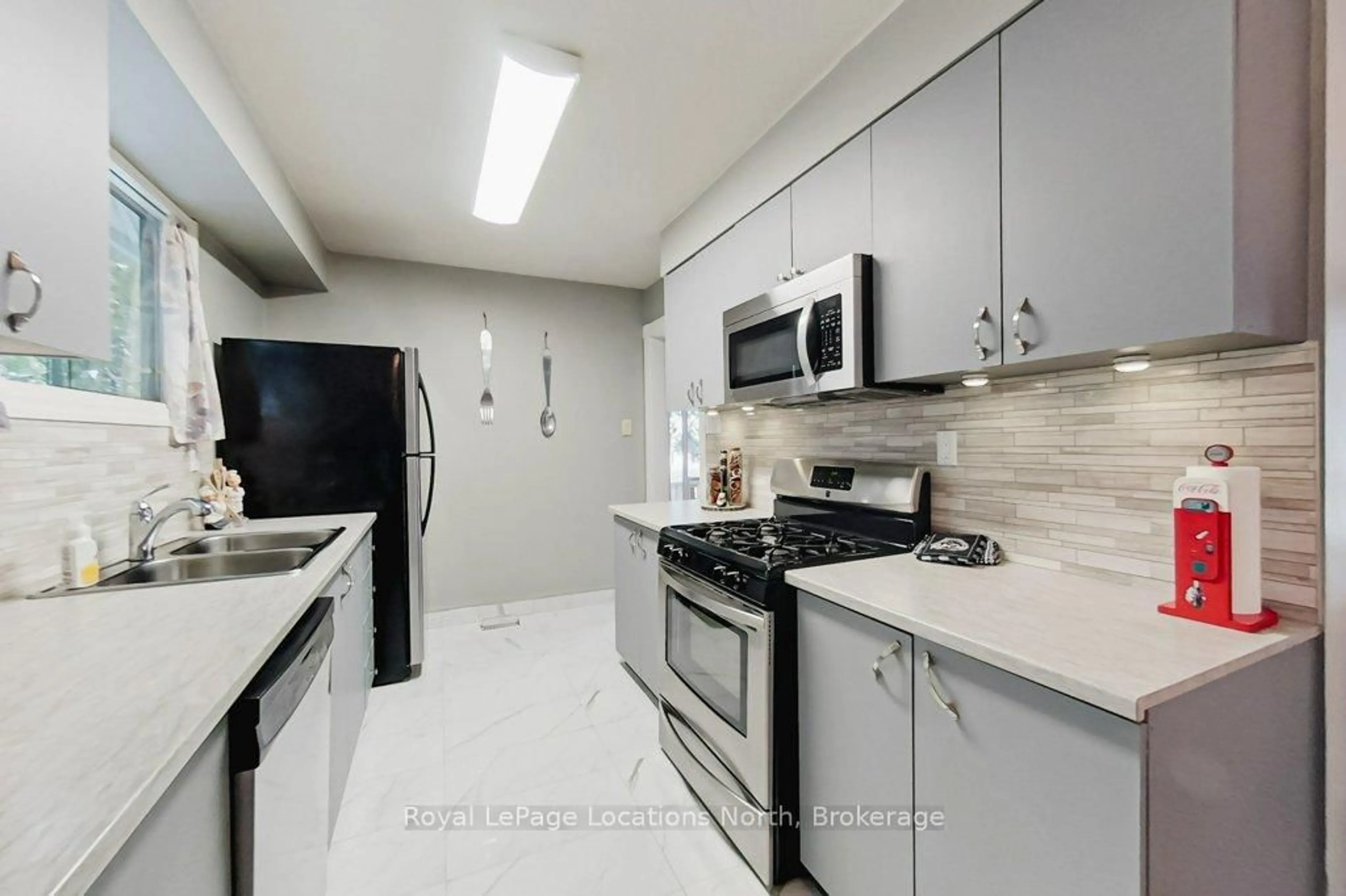 Standard kitchen, ceramic/tile floor for 121 Niagara St, Collingwood Ontario L9Y 3X7
