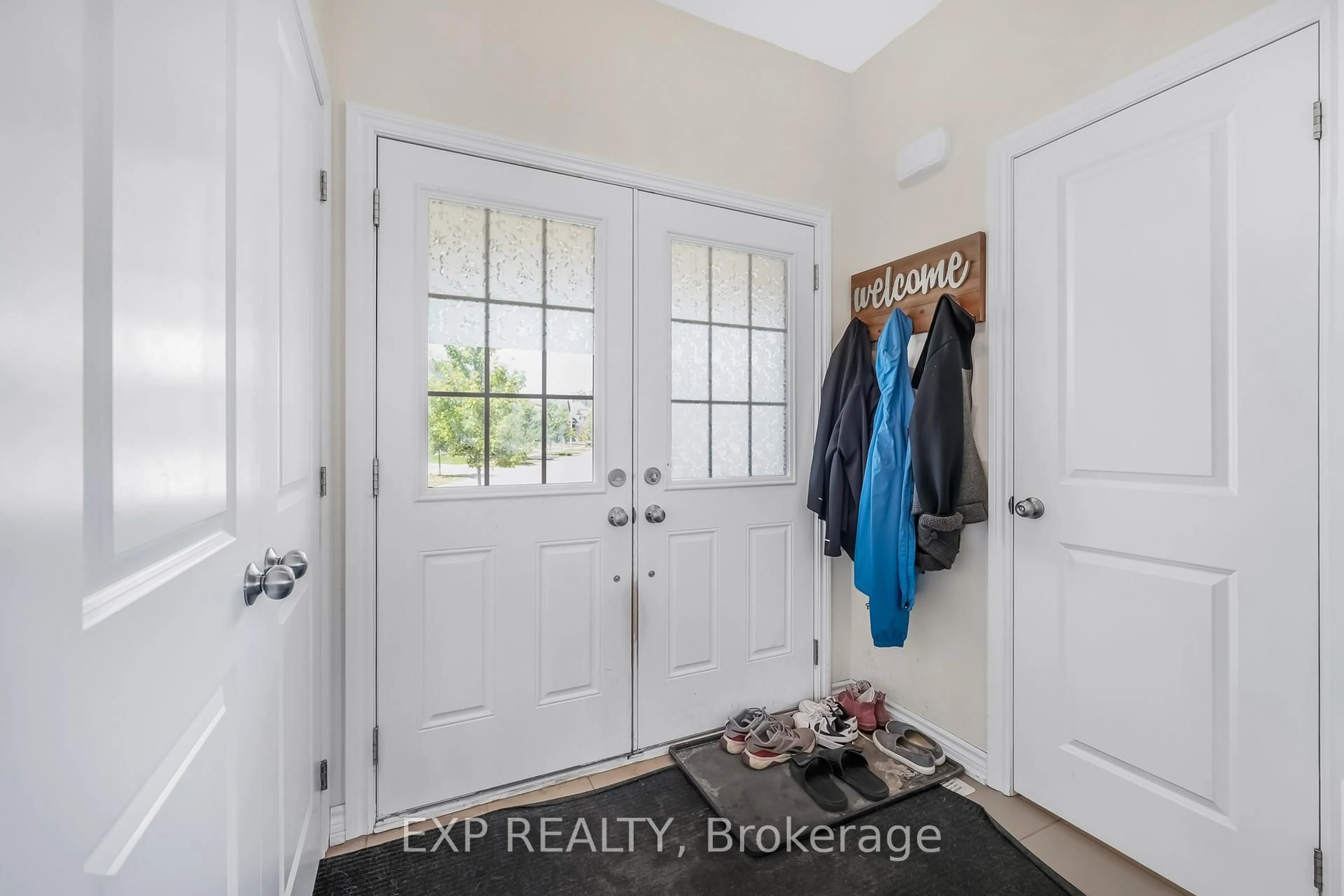 Indoor entryway for 206 Isabella Dr, Orillia Ontario L3V 8K7
