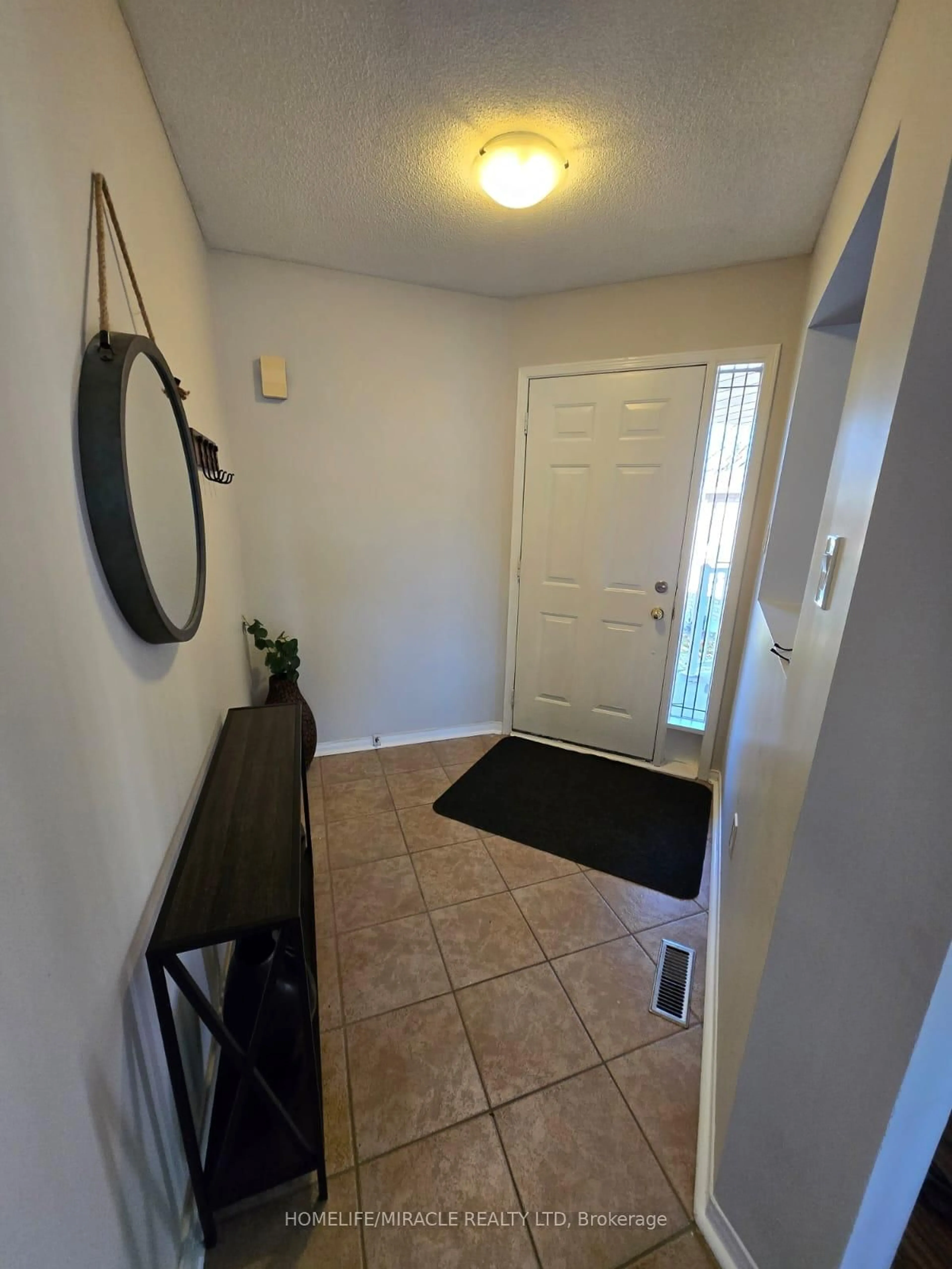 Indoor entryway for 29 Nicholson Dr, Barrie Ontario L4N 8L7