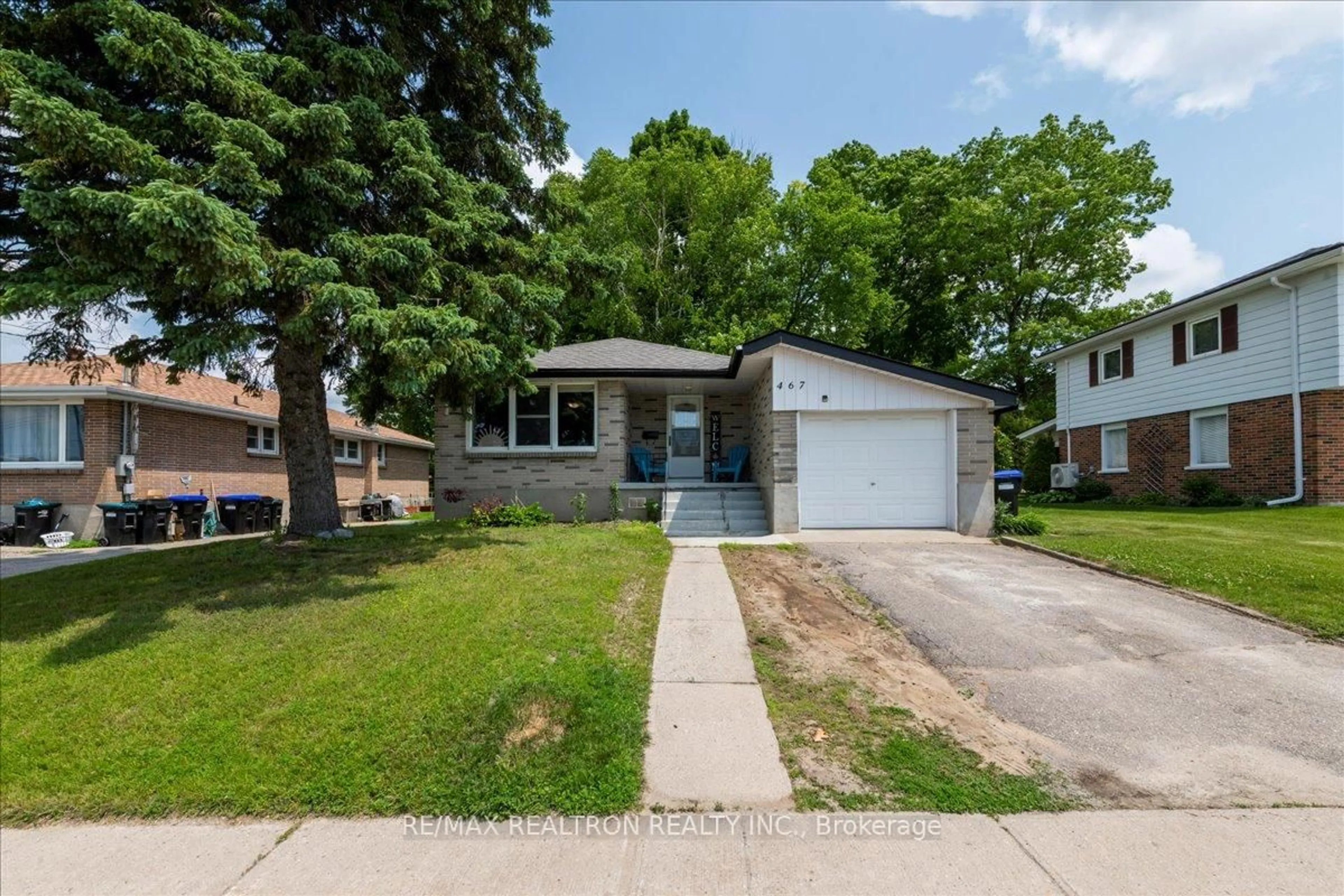 Home with vinyl exterior material, street for 467 Irwin St, Midland Ontario L4R 2V7