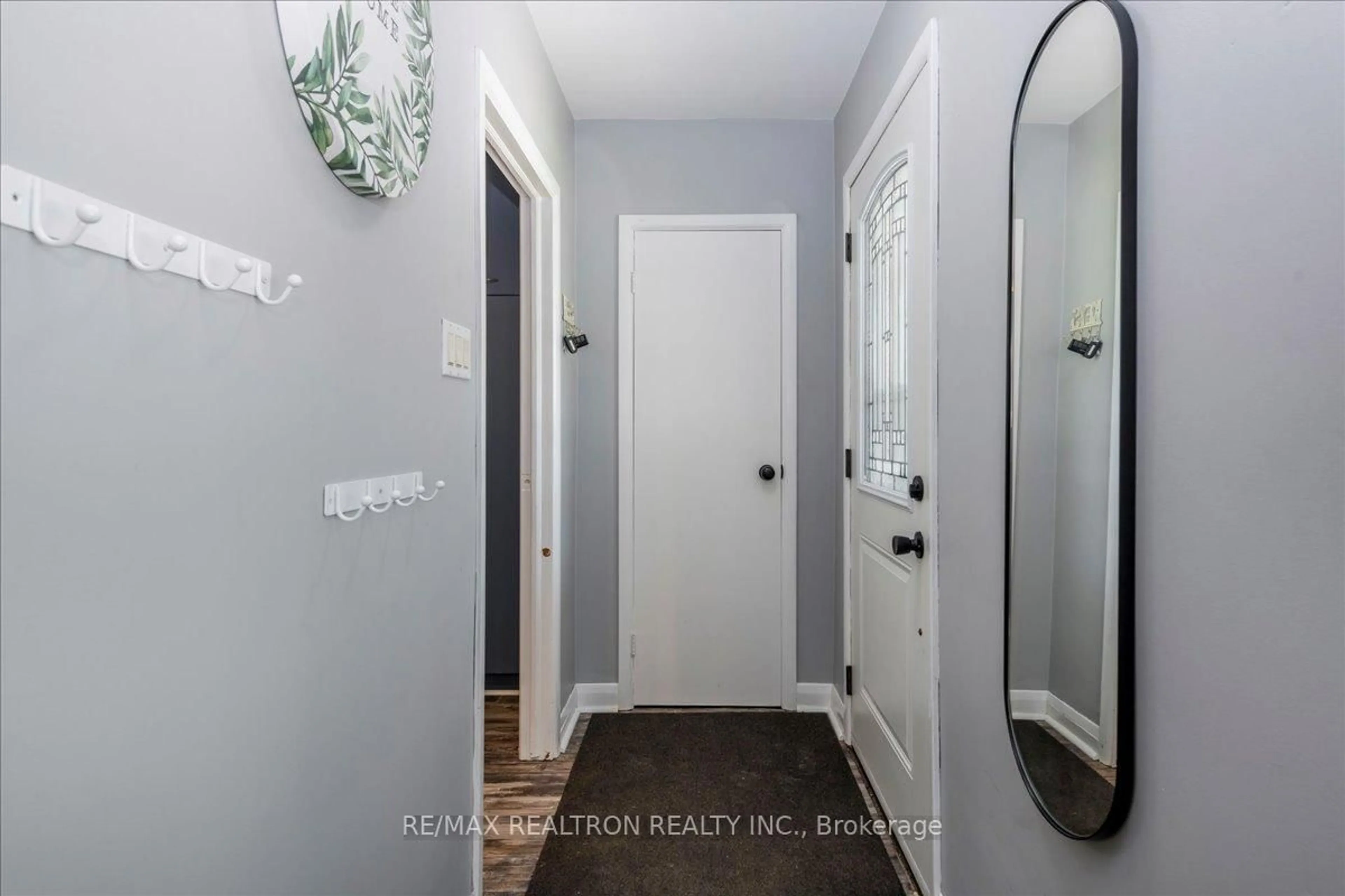 Indoor entryway for 467 Irwin St, Midland Ontario L4R 2V7