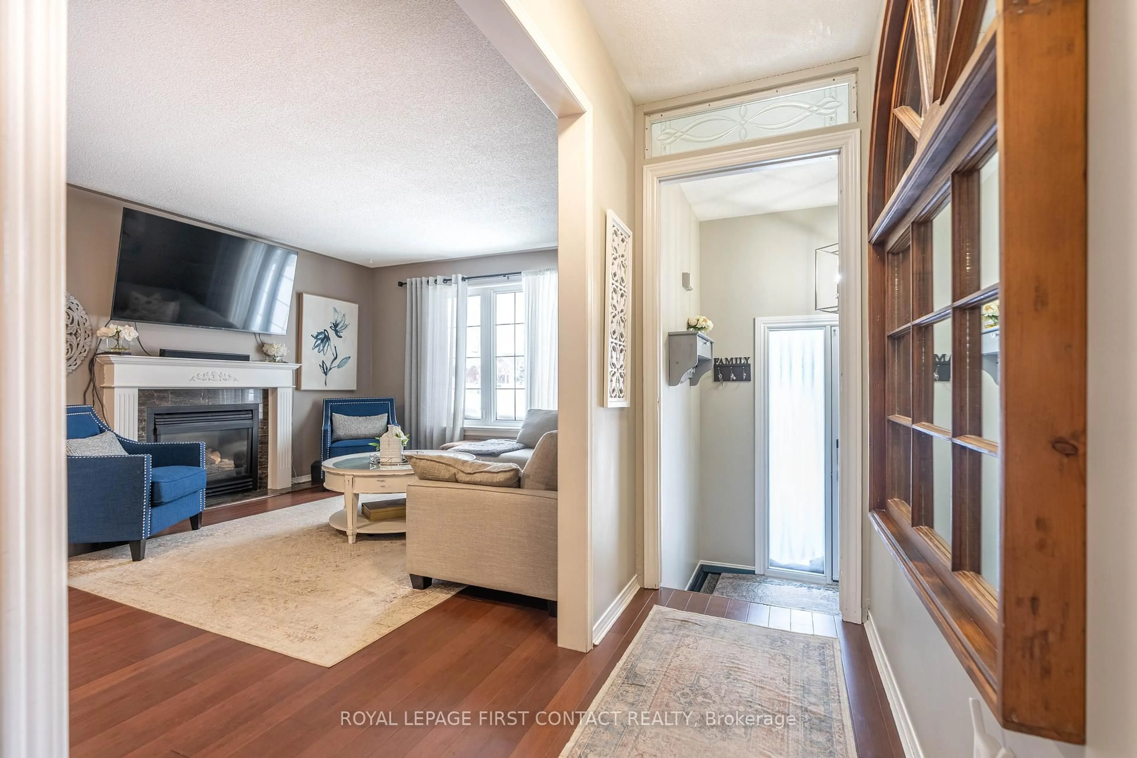 Indoor entryway for 10 Wismer Ave, Barrie Ontario L4N 7X8