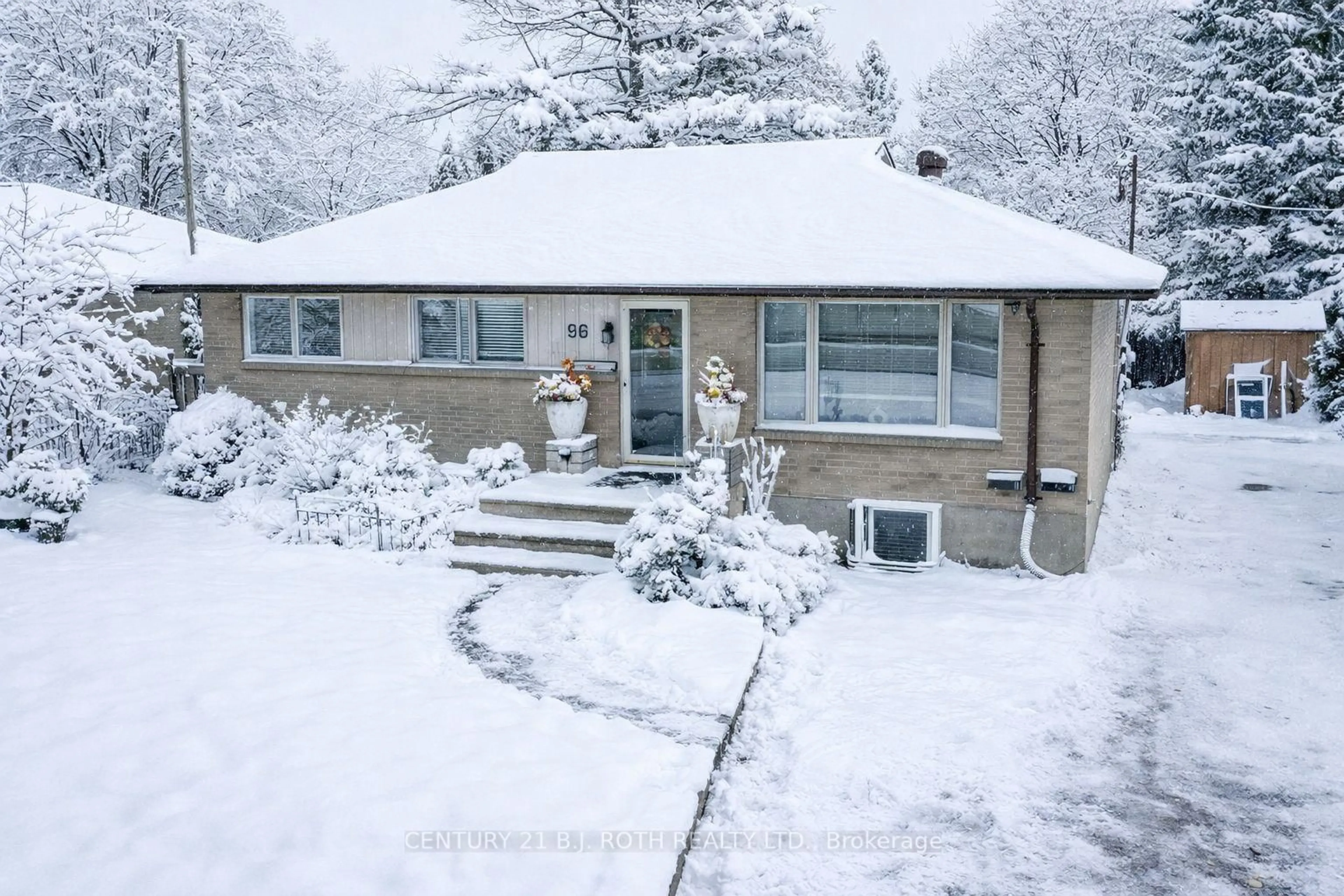 A pic from outside/outdoor area/front of a property/back of a property/a pic from drone, street for 63 Davidson St, Barrie Ontario L4M 3S2