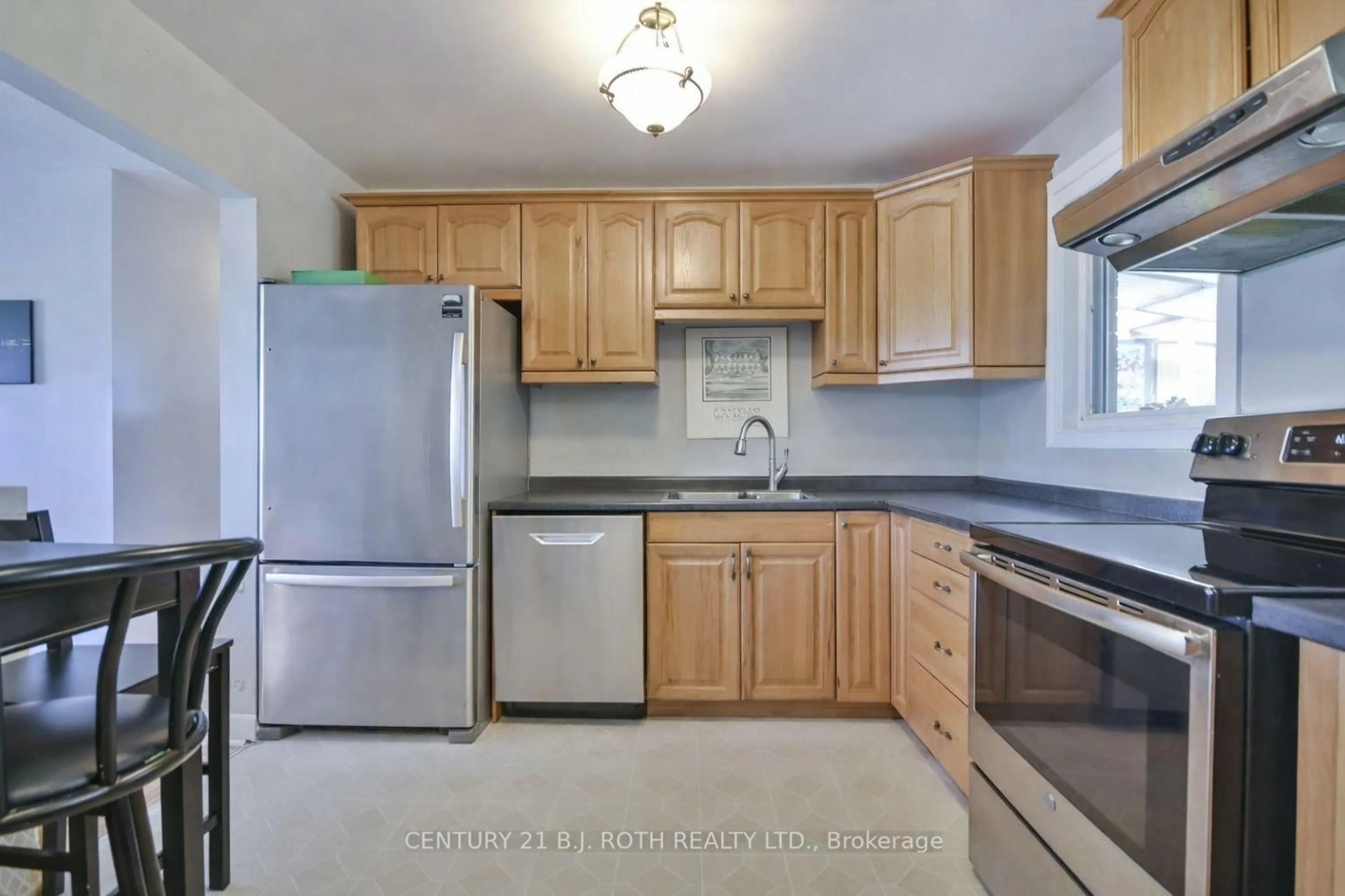 Standard kitchen, unknown for 63 Davidson St, Barrie Ontario L4M 3S2