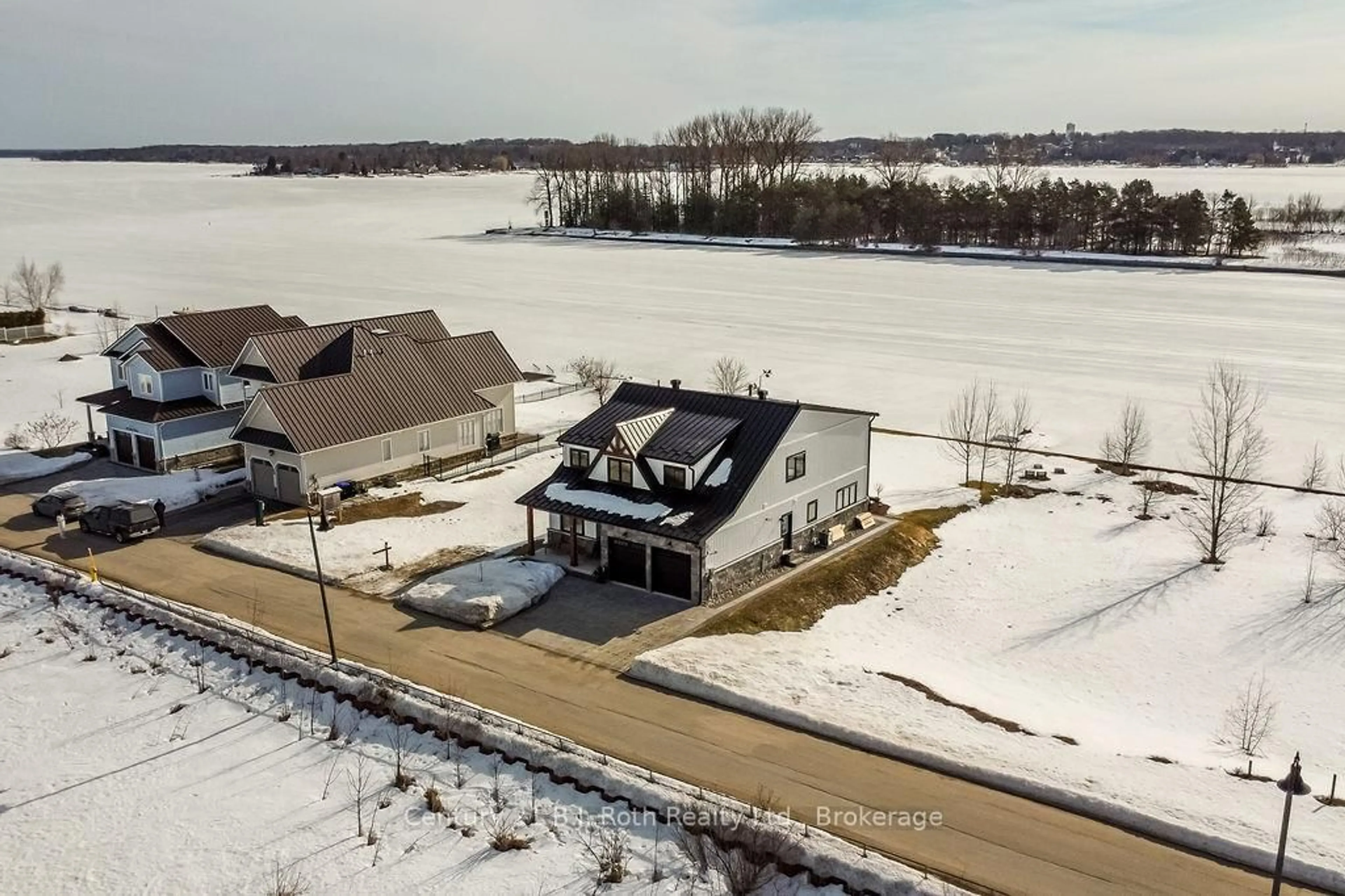 A pic from outside/outdoor area/front of a property/back of a property/a pic from drone, water/lake/river/ocean view for 53 Dock Lane #27, Tay Ontario L0K 1R0