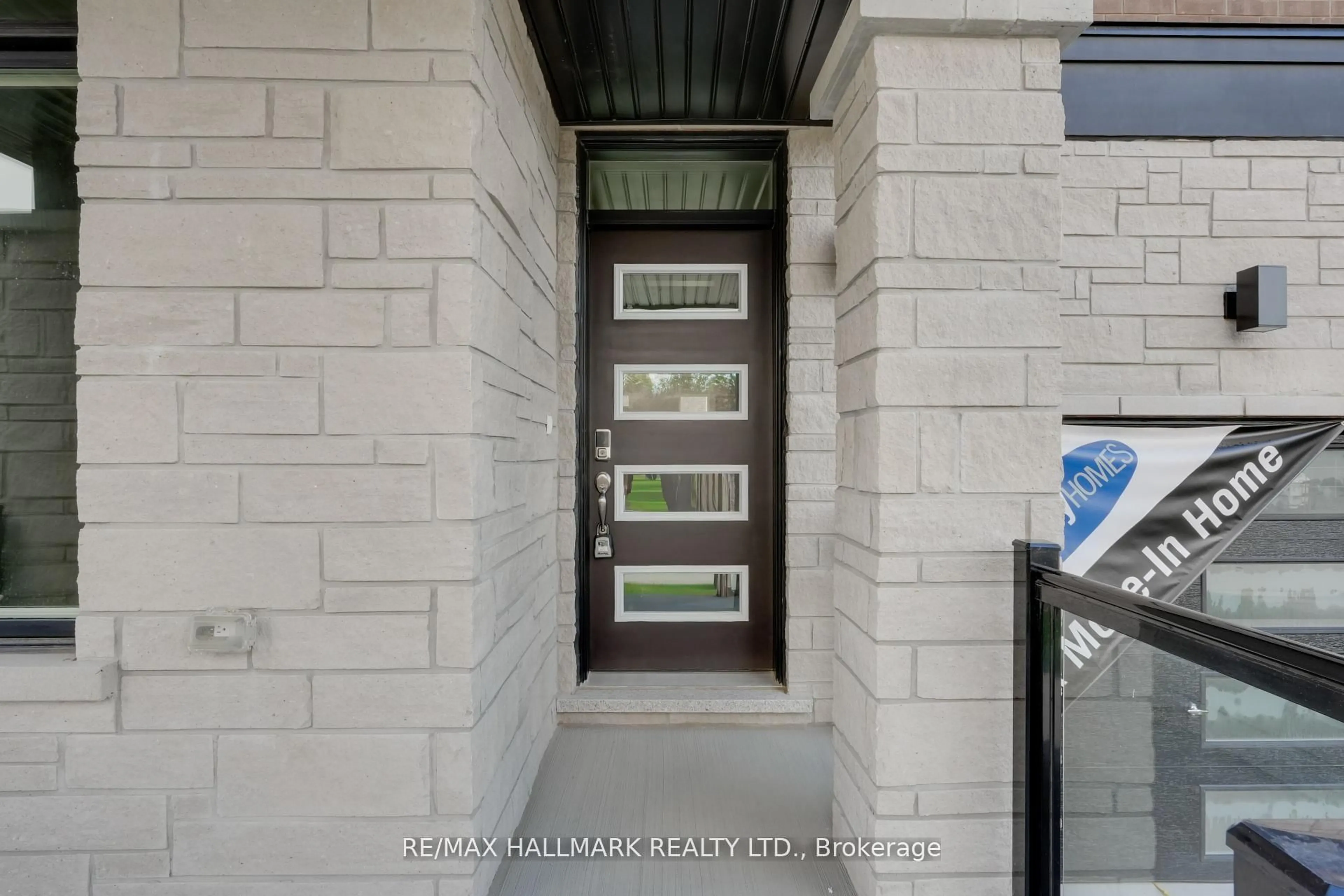 Indoor entryway for 363 Reid Dr, Barrie Ontario L9J 1A2