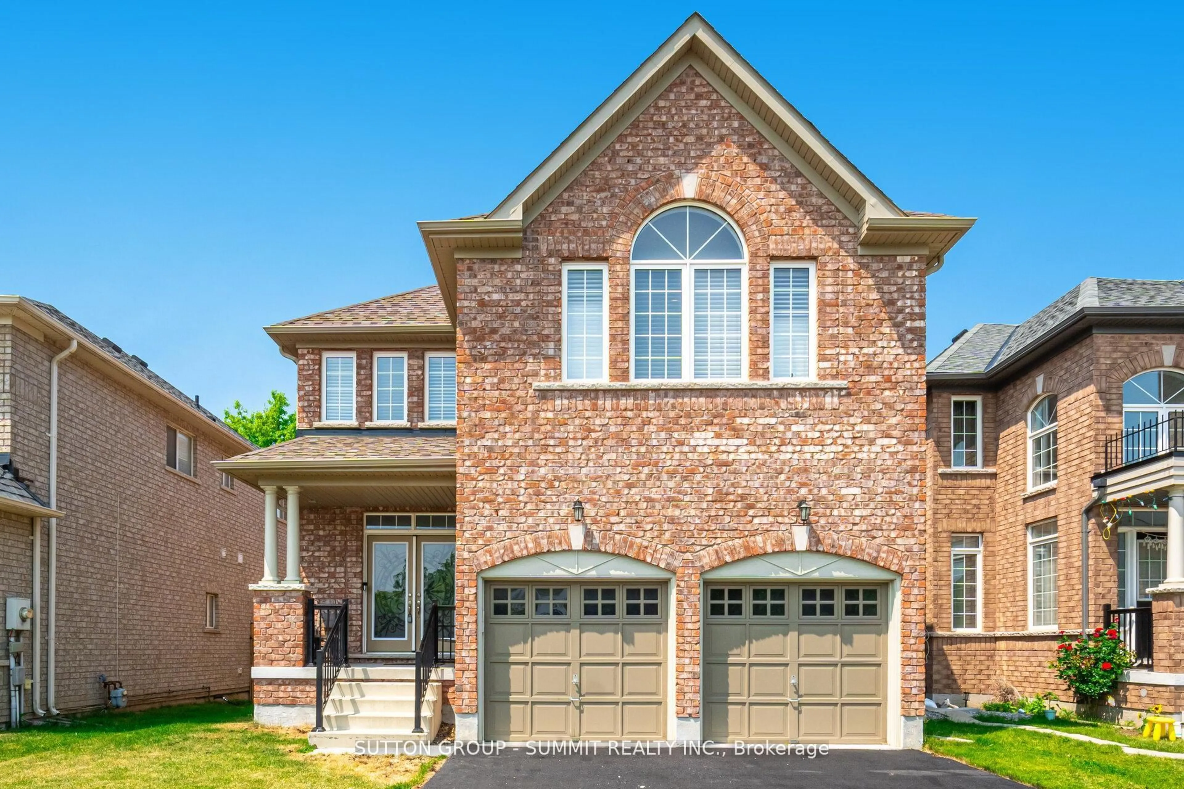 Home with brick exterior material, street for 16 Westminster Circ, Barrie Ontario L4M 0A3
