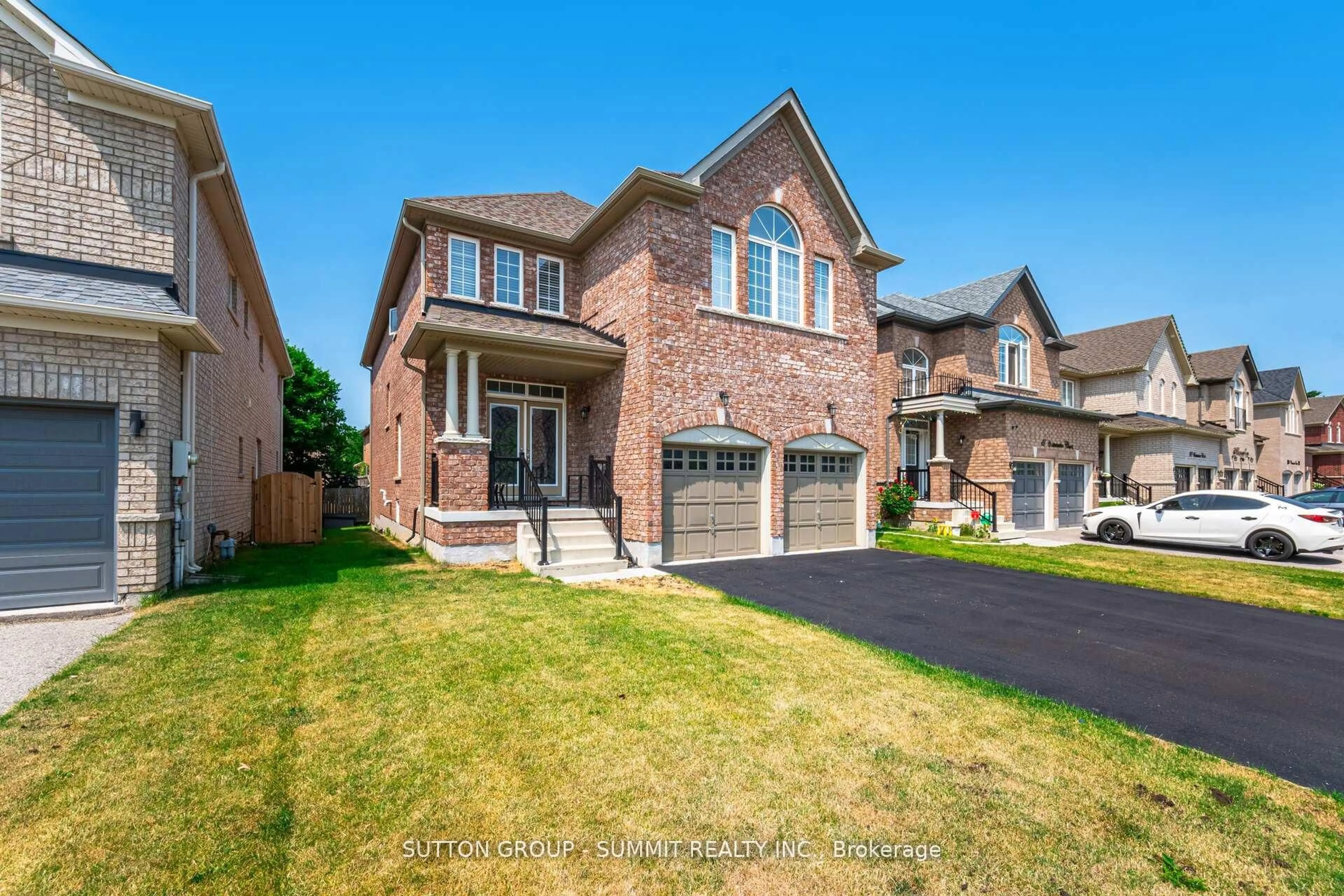 Home with brick exterior material, street for 16 Westminster Circ, Barrie Ontario L4M 0A3
