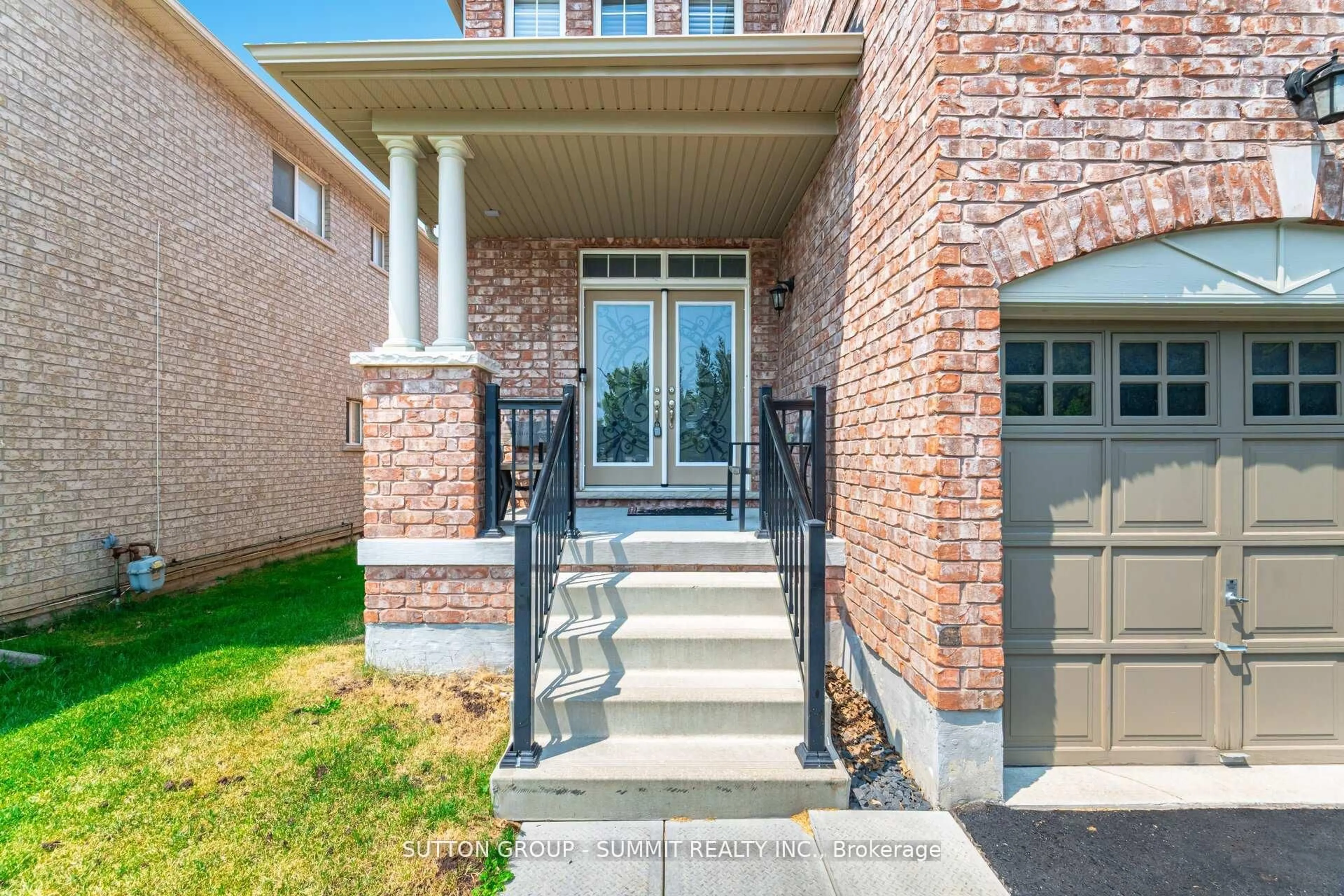 Home with brick exterior material, street for 16 Westminster Circ, Barrie Ontario L4M 0A3