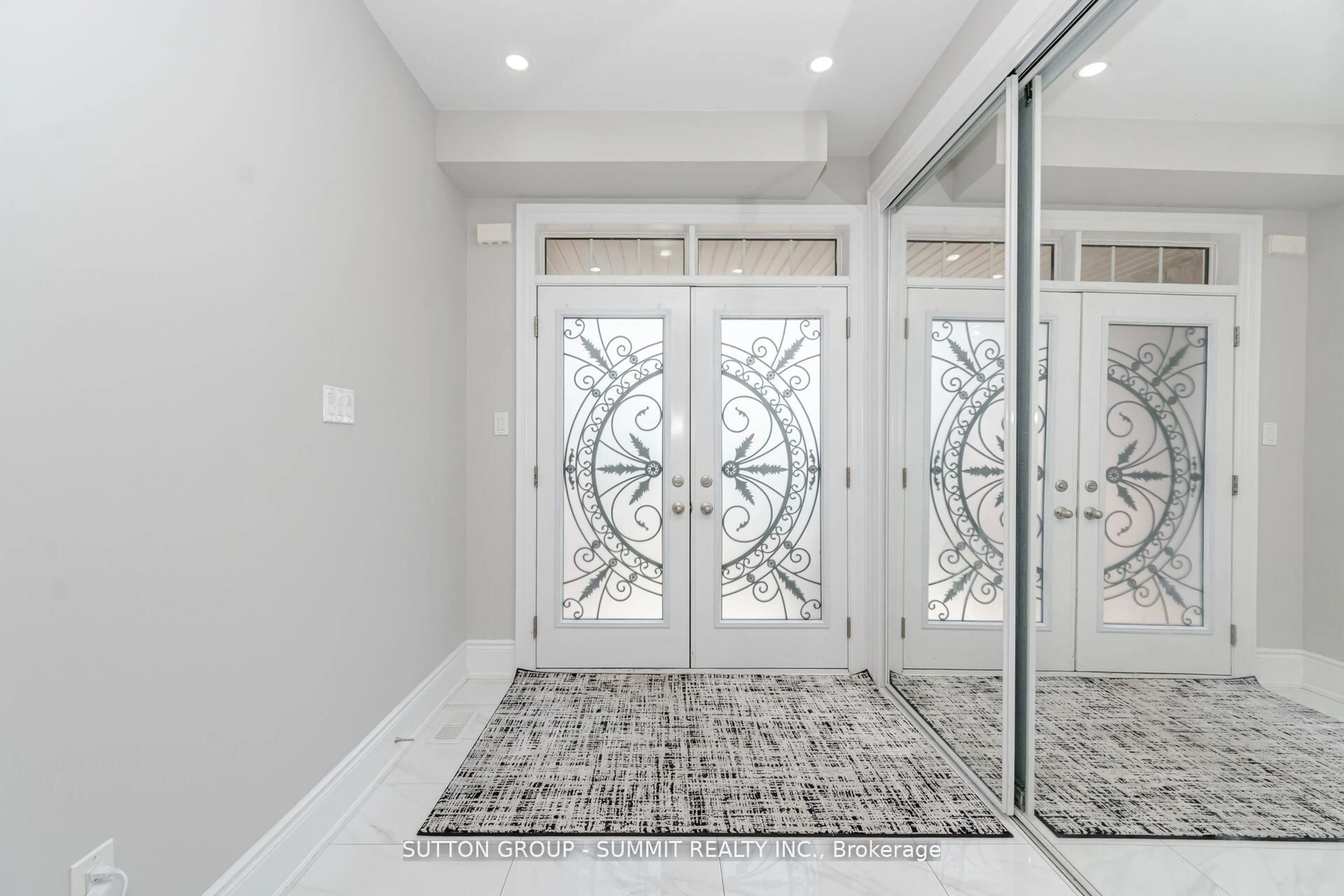 Indoor entryway for 16 Westminster Circ, Barrie Ontario L4M 0A3