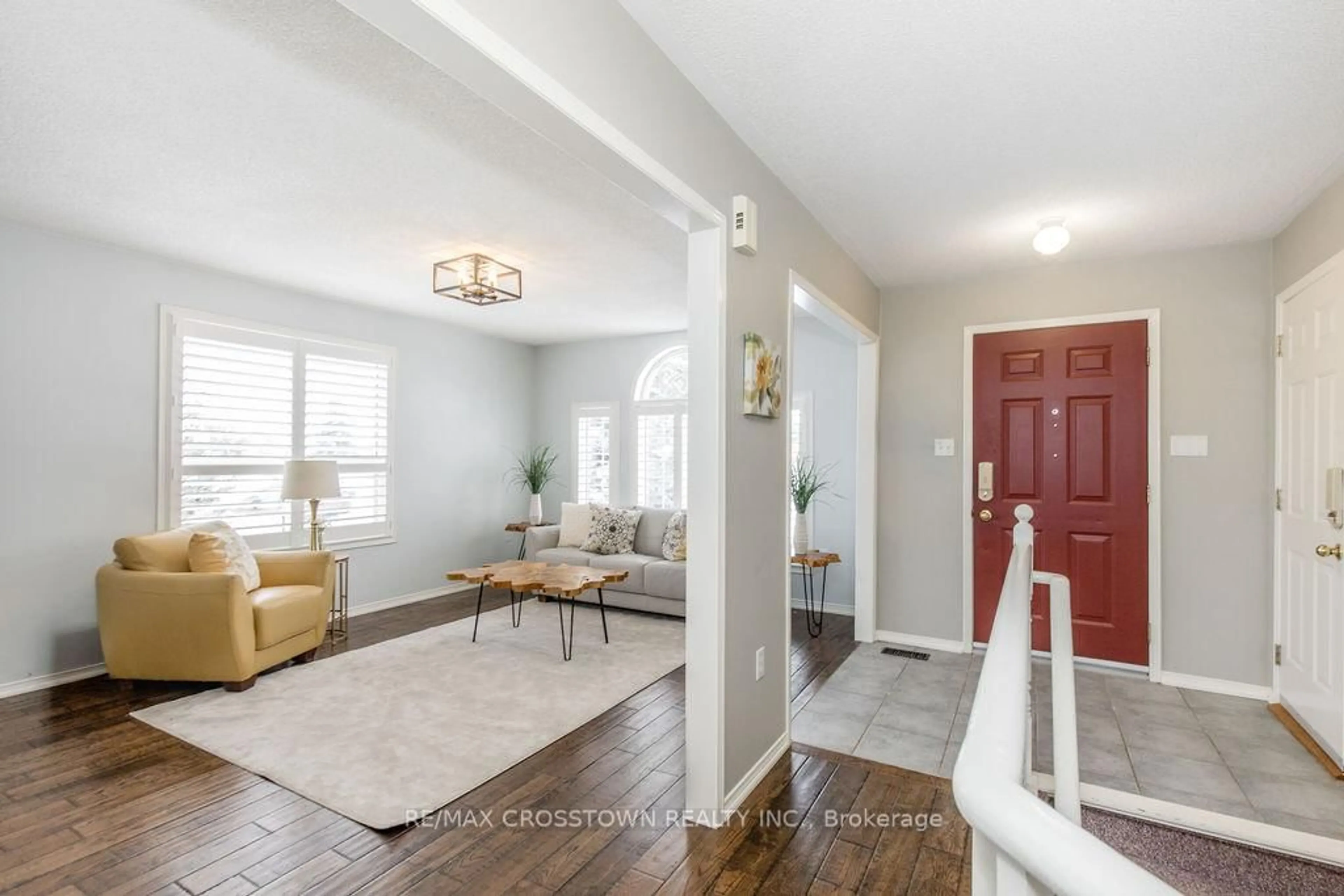 Indoor entryway for 38 Brookfield Cres, Barrie Ontario L4N 9R6