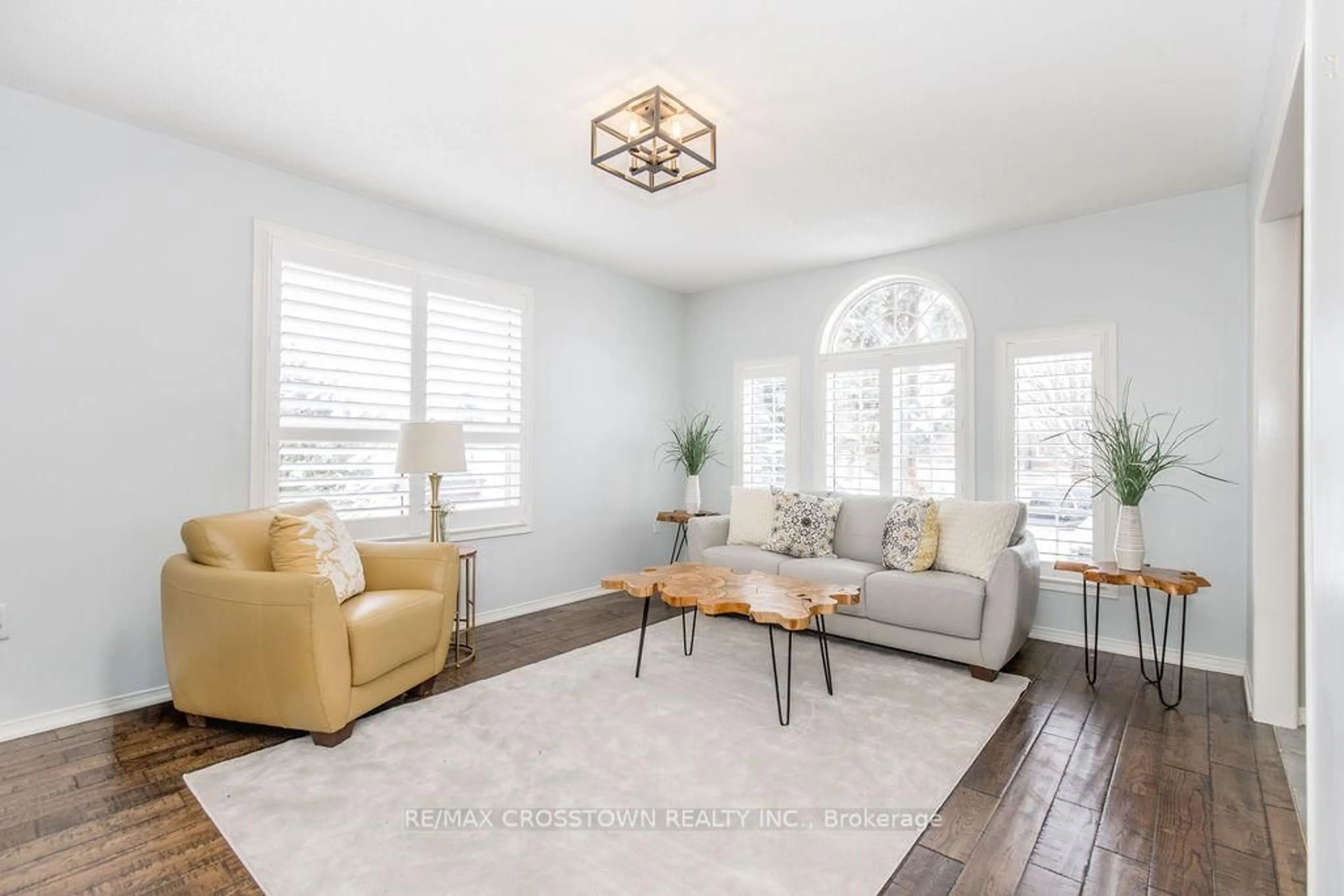 Living room with furniture, unknown for 38 Brookfield Cres, Barrie Ontario L4N 9R6