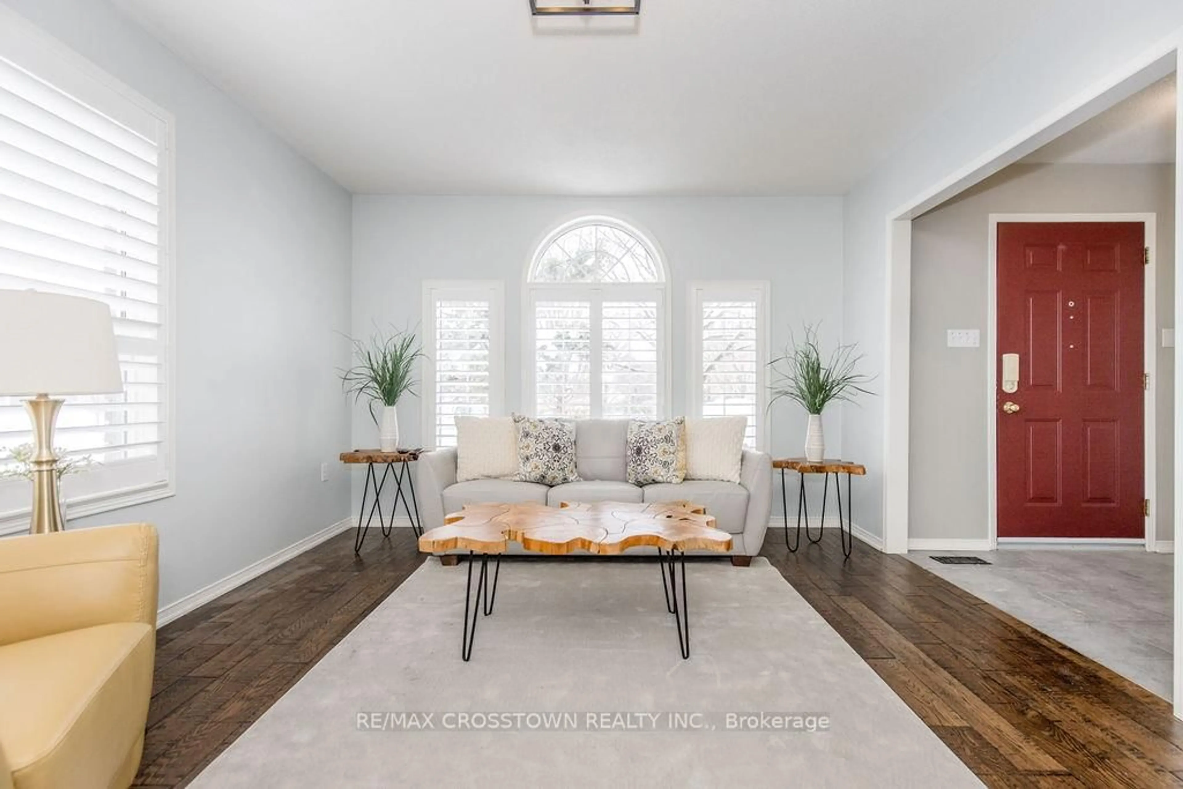 Living room with furniture, unknown for 38 Brookfield Cres, Barrie Ontario L4N 9R6