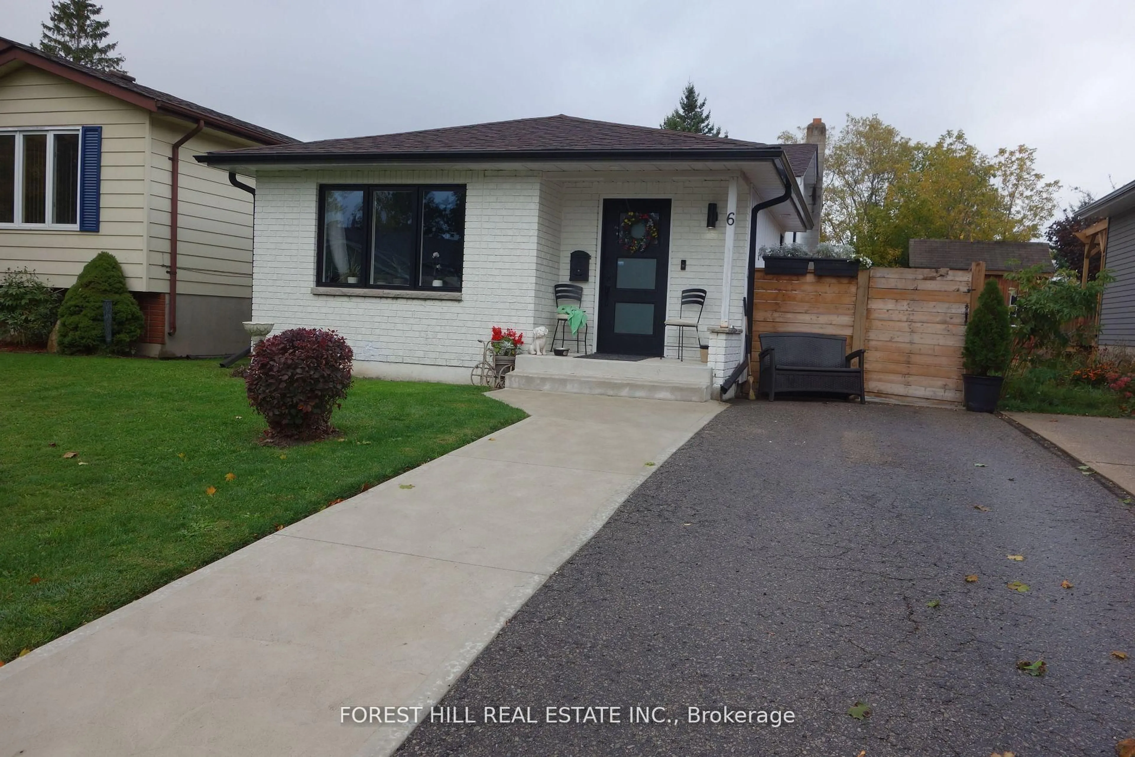Home with vinyl exterior material, street for 6 Leslie Dr, Collingwood Ontario L9Y 4P2
