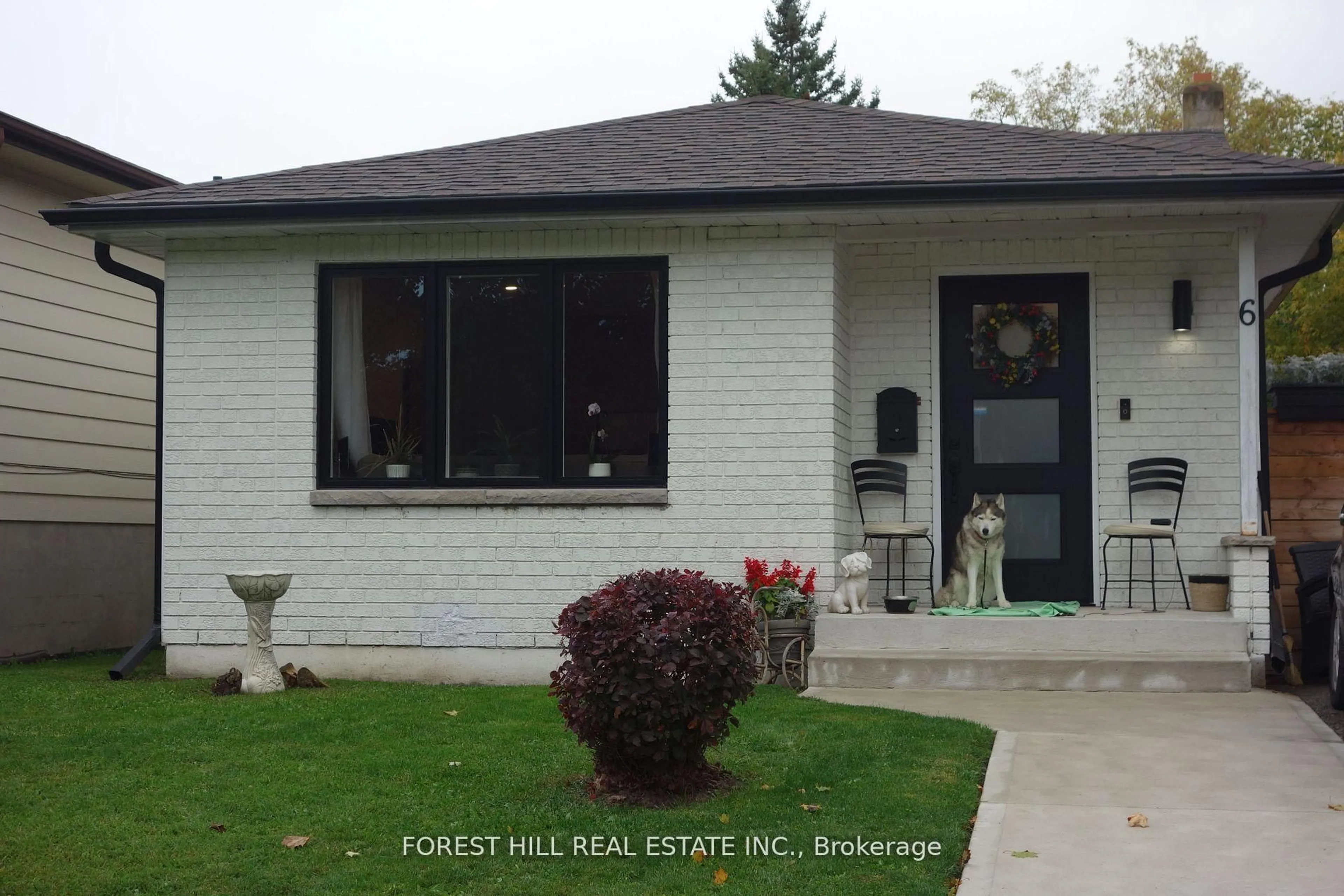 Home with vinyl exterior material, street for 6 Leslie Dr, Collingwood Ontario L9Y 4P2