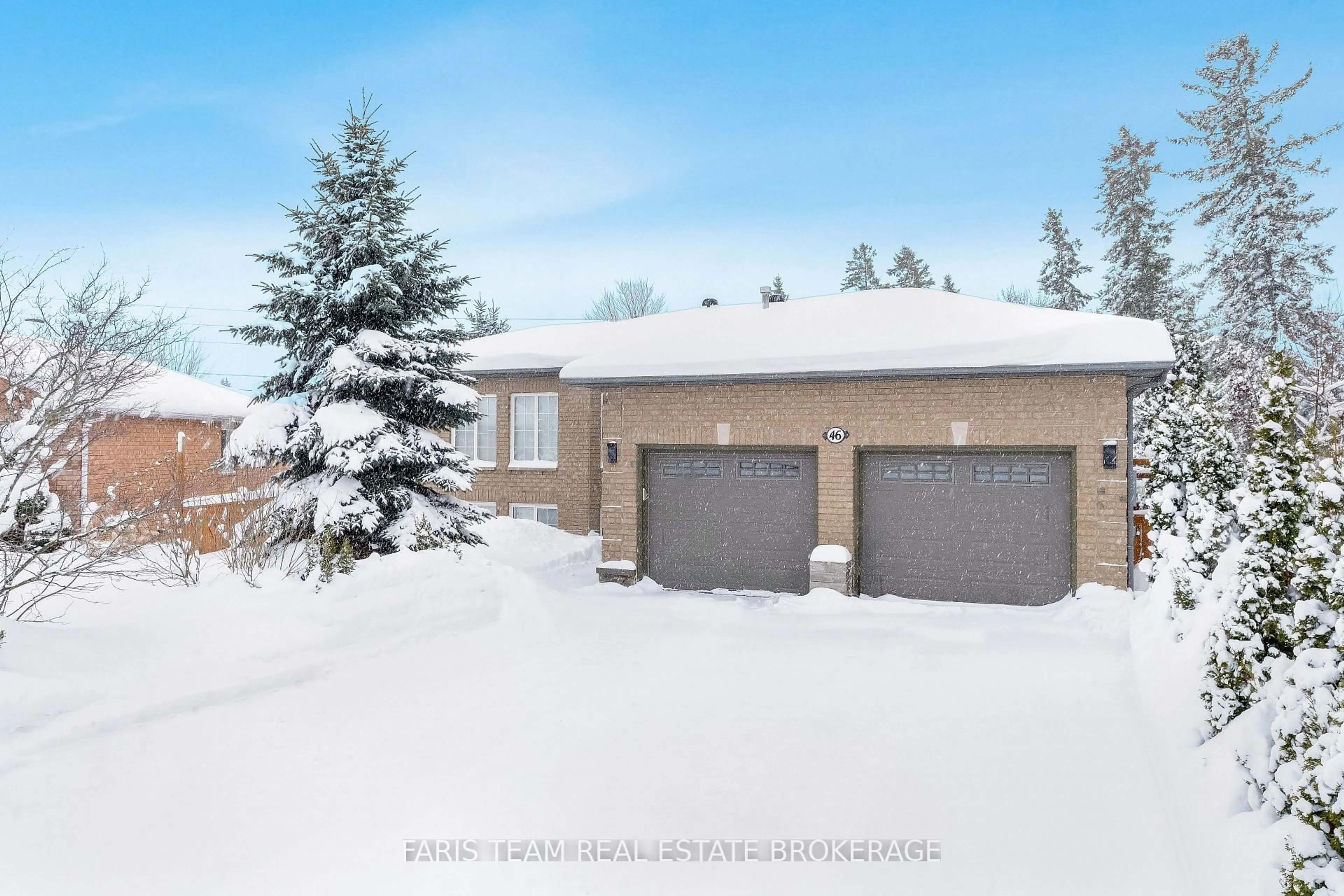 A pic from outside/outdoor area/front of a property/back of a property/a pic from drone, street for 46 Kell Pl, Barrie Ontario L4N 9K5