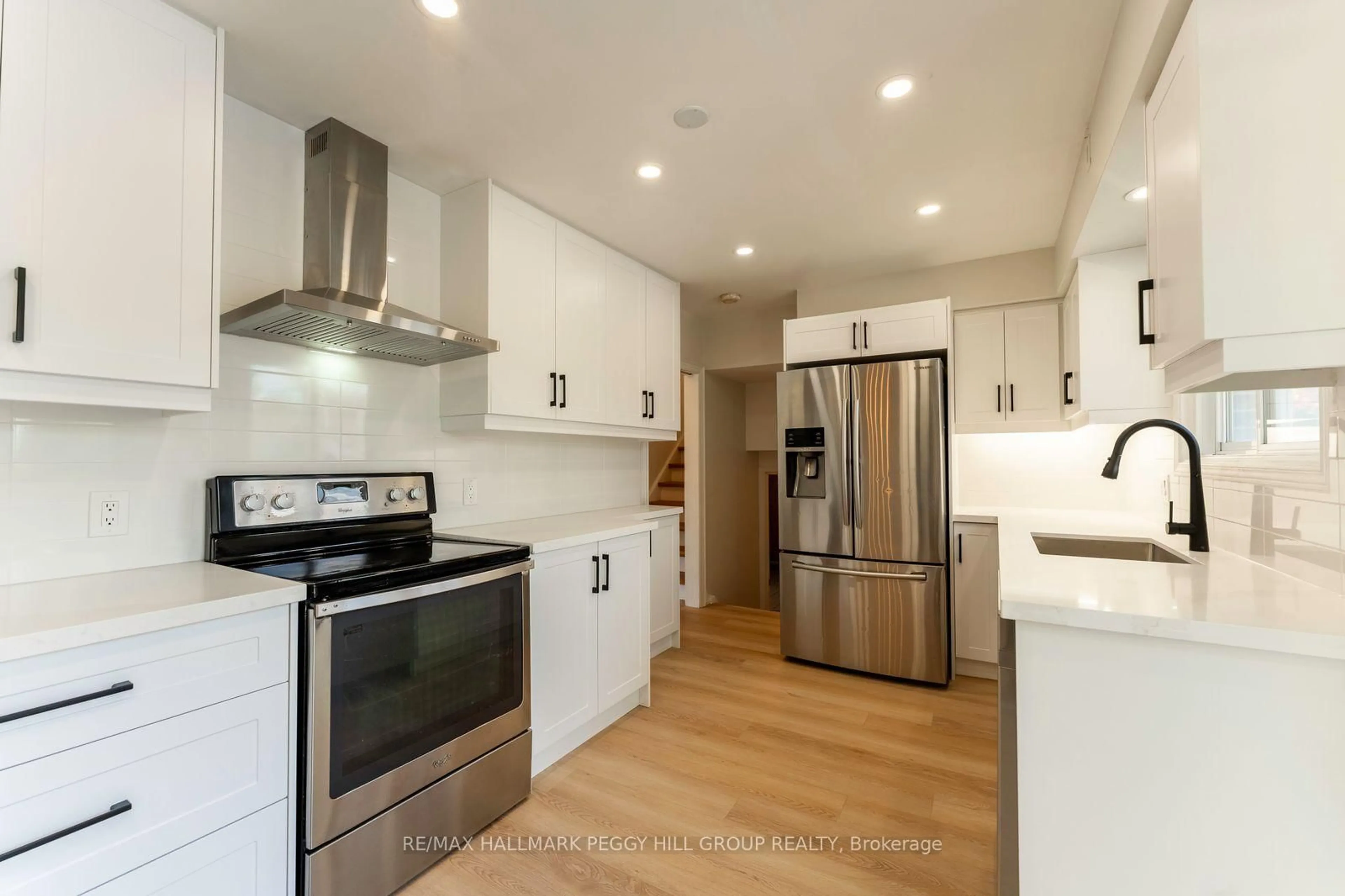 Open concept kitchen, wood/laminate floor for 262 Duckworth St, Barrie Ontario L4M 3X2