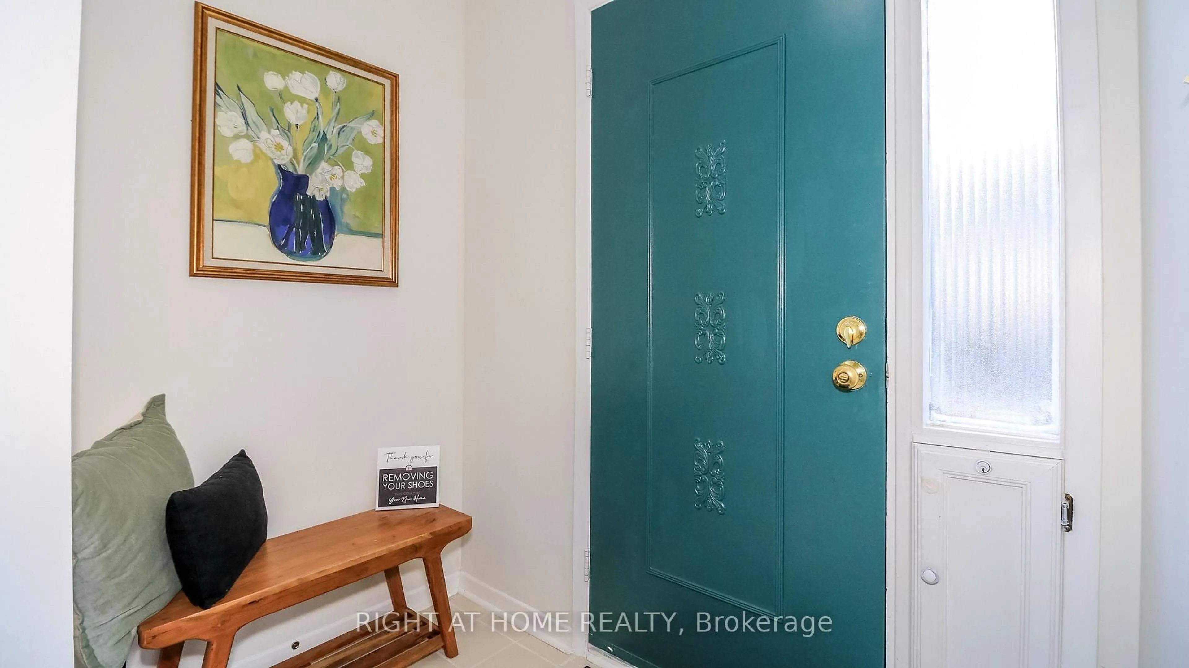 Indoor entryway for 1059 Glen Mhor Cres, Midland Ontario L4R 4P5